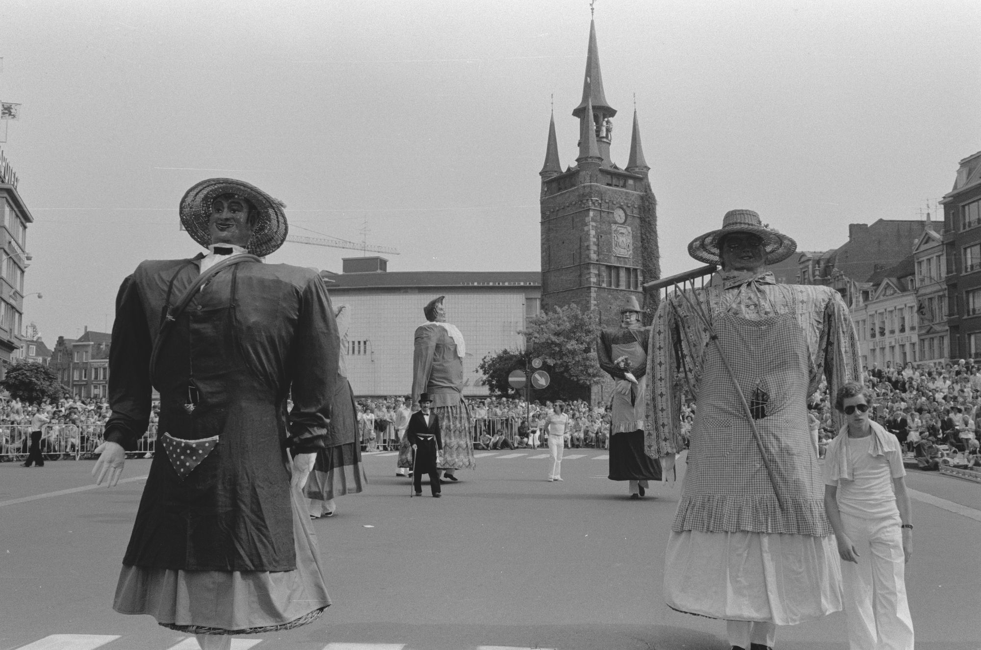 Reuzen in de historische optocht tijdens de 11 juliviering 1982