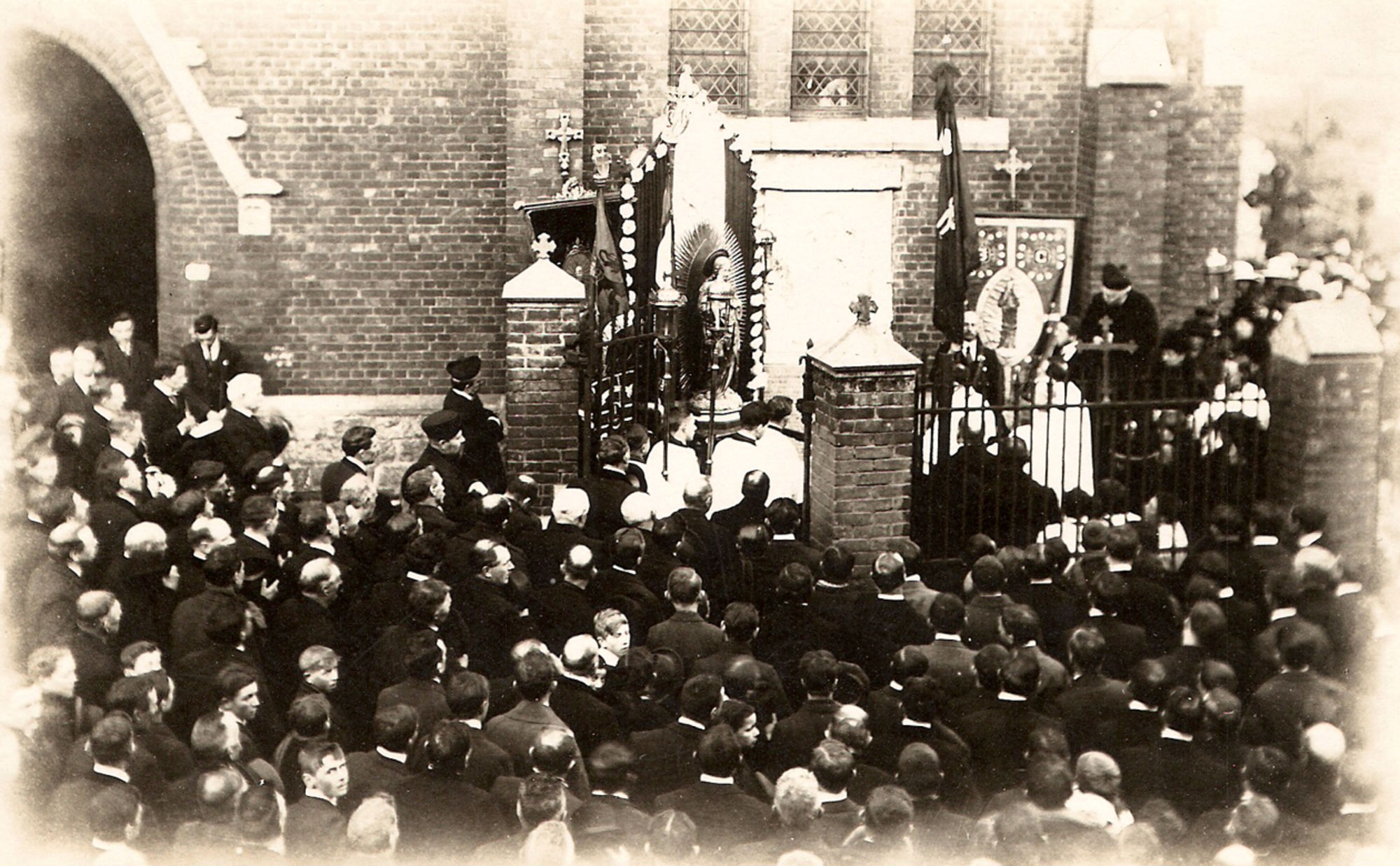 Inwijding oorlogsmonument Wereldoorlog I in Marke