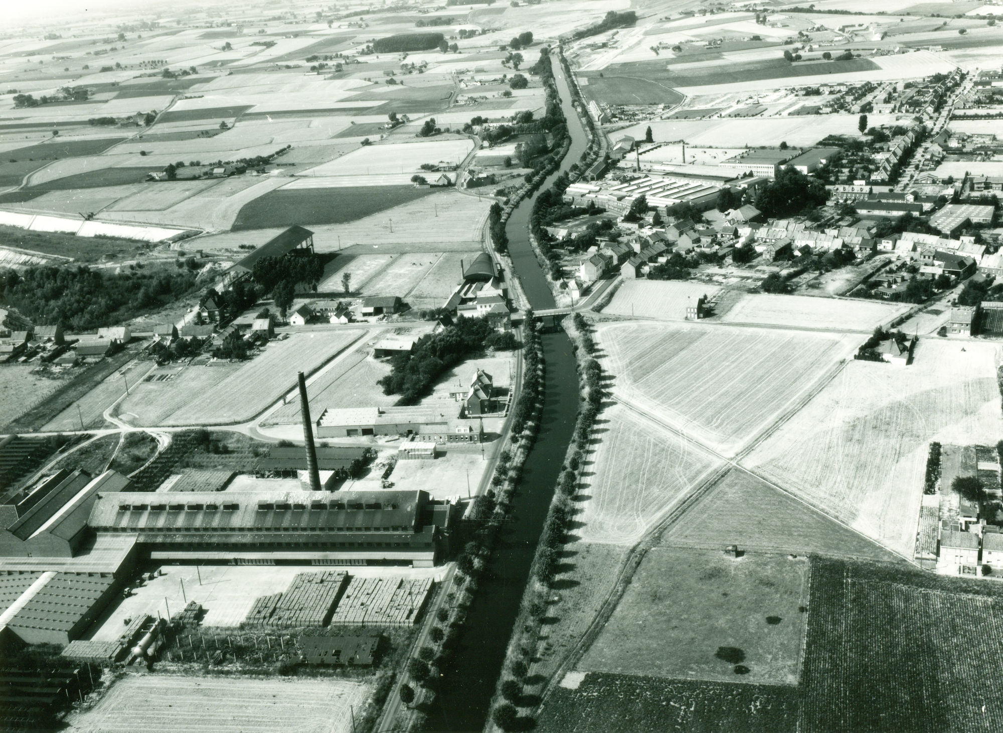 Zicht op het oude kanaal Bossuit-Kortrijk in Moen 1976