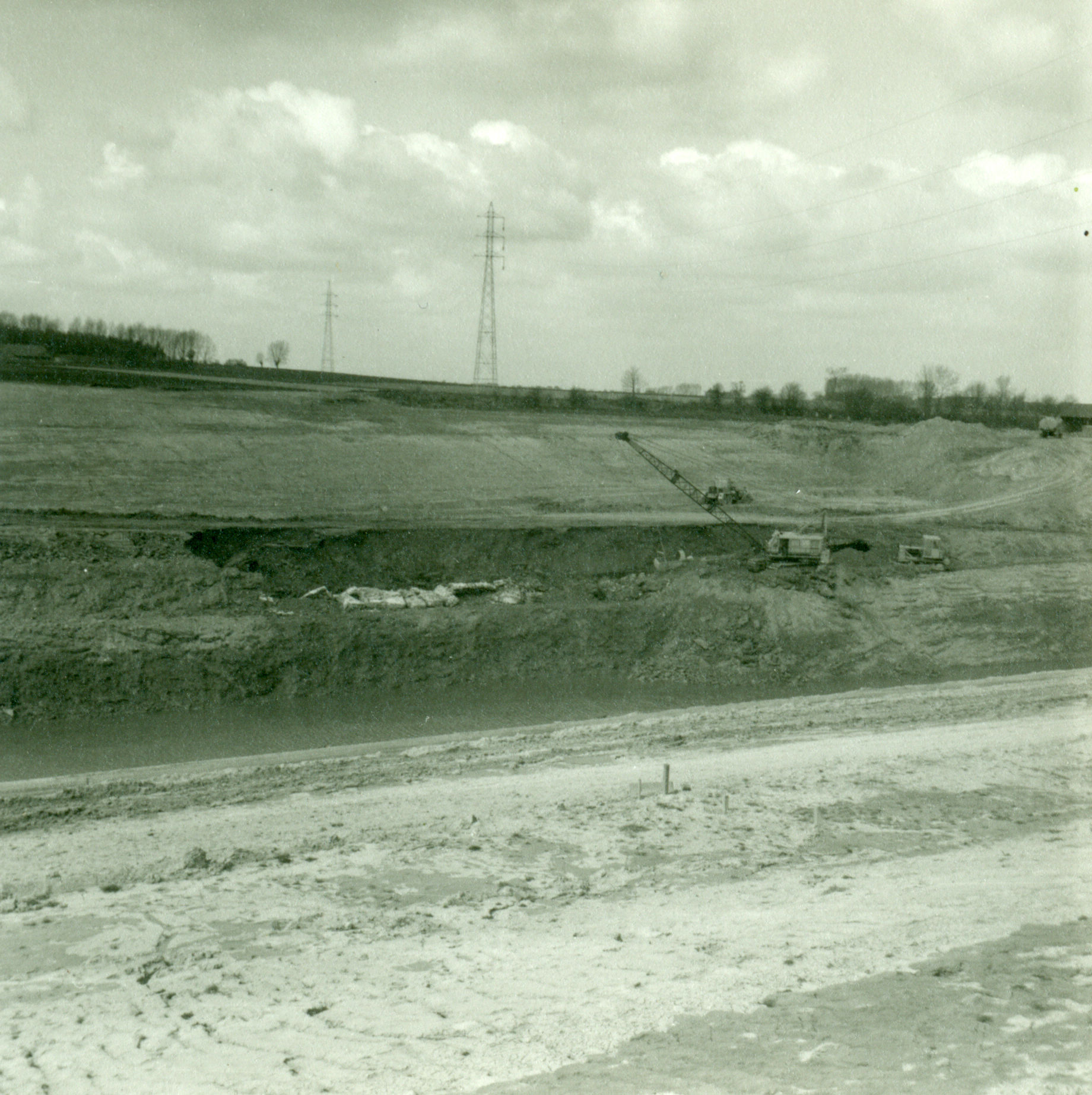 Graafwerken aan de heuvel en afbraak van de tunnel op het kanaal Bossuit-Kortrijk in Moen 1970-1973