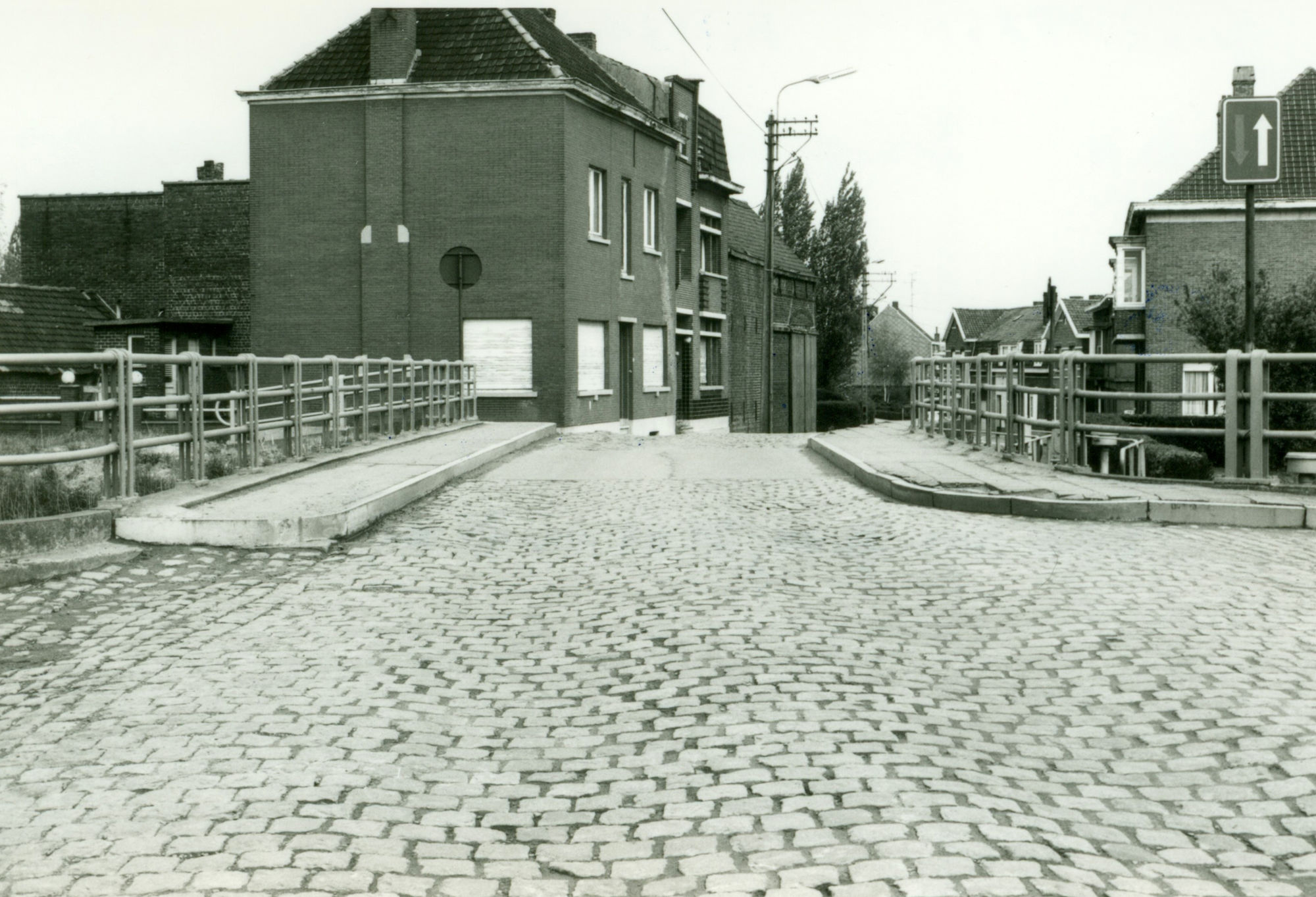 Brug over de sluis Nr. 7 op het Kanaal Bossuit-Kortrijk te Zwevegem 1981