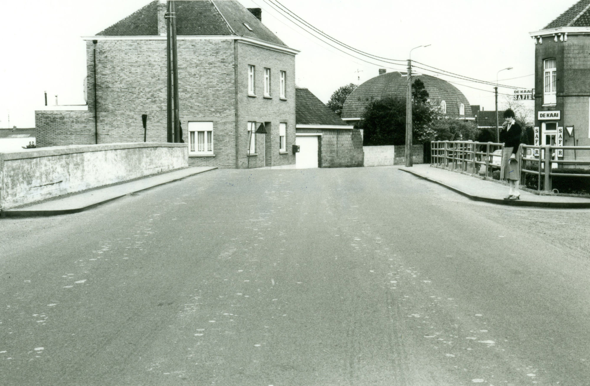 Brug over de sluis Nr. 6 op het Kanaal Bossuit-Kortrijk te Zwevegem 1981