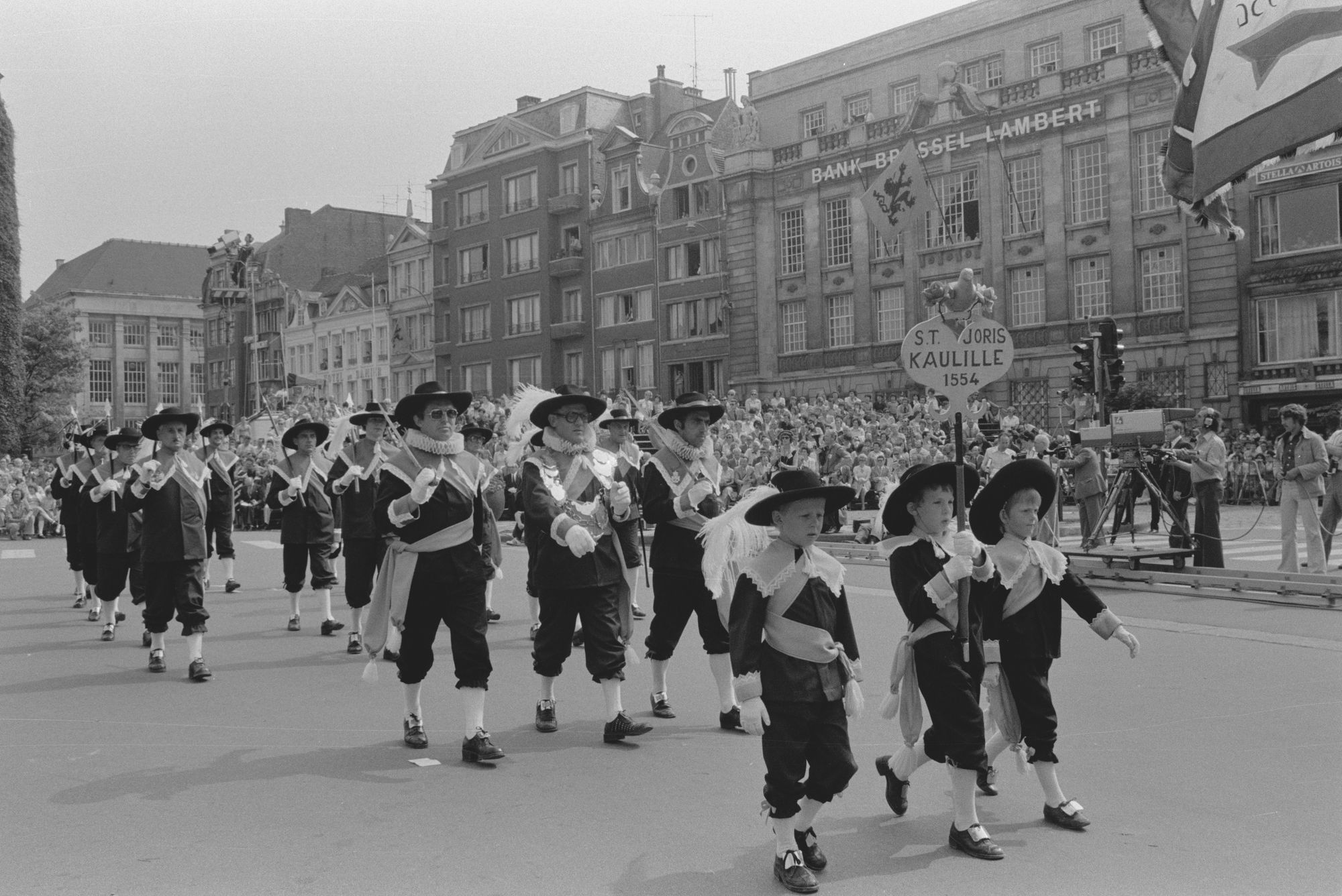 Historische stoet tijdens de 11 juliviering 1982