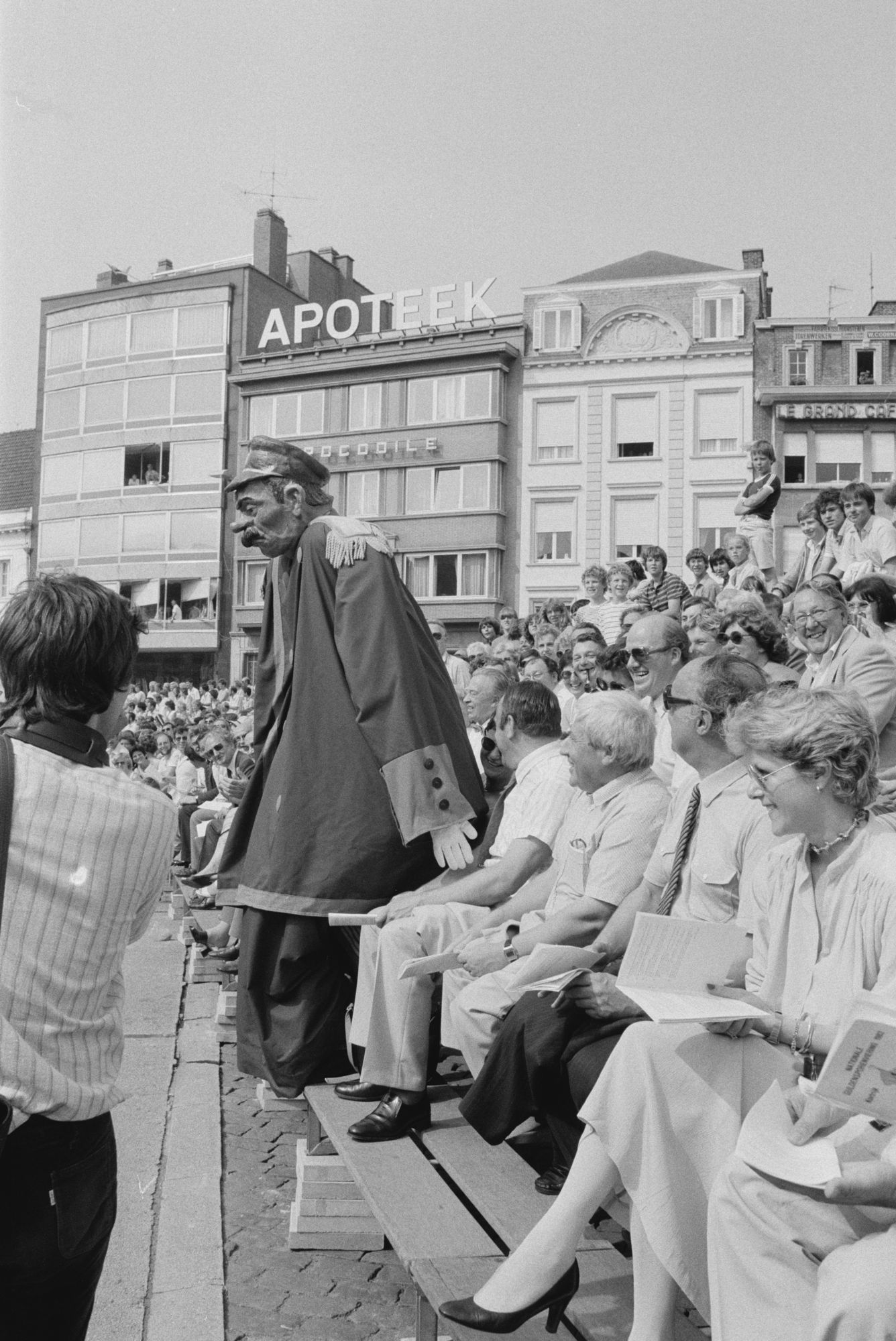 Reus en toeschouwers bij de historische stoet tijdens de 11 juliviering 1982