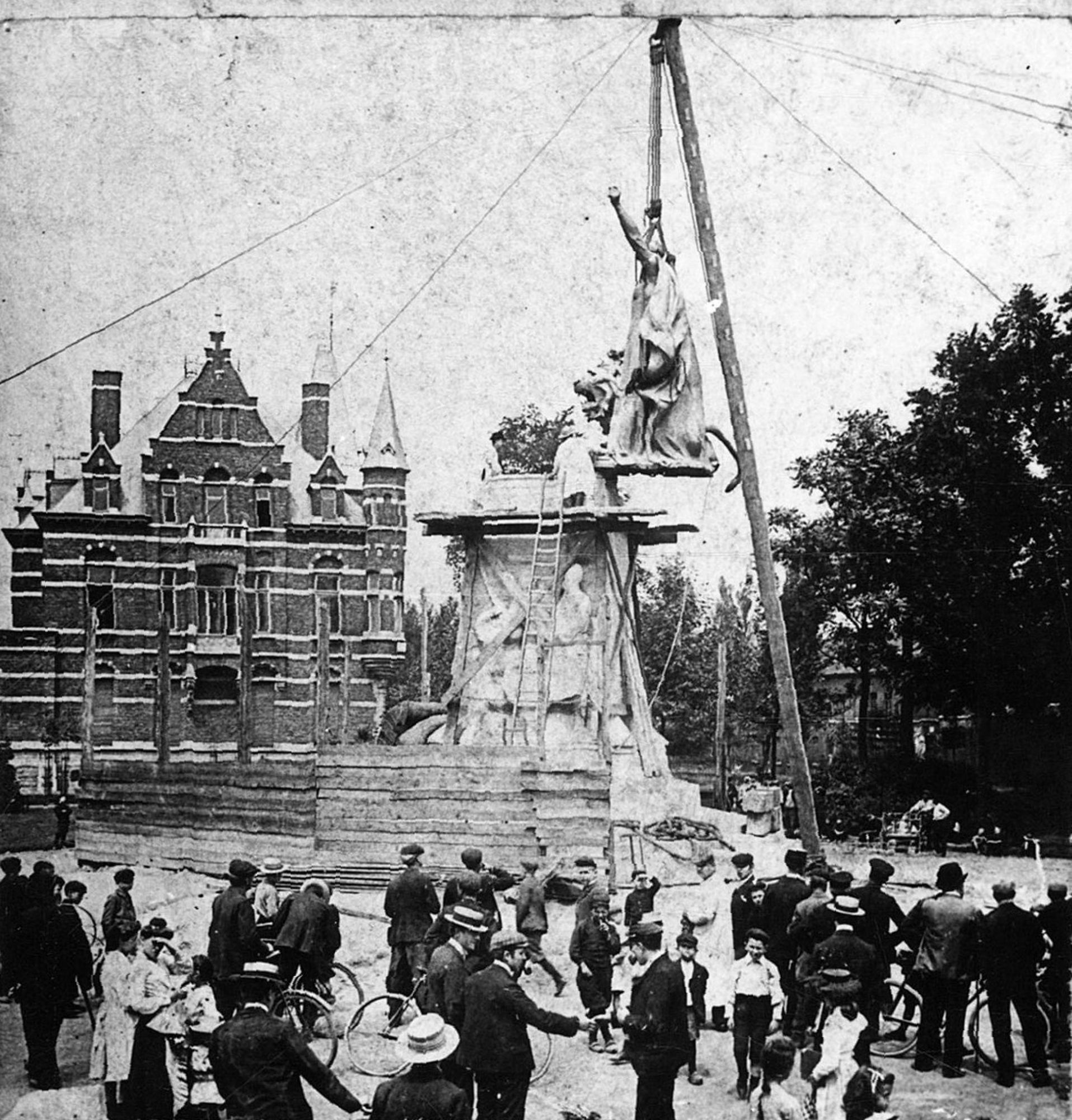 Plaatsing van het Groeningemonument