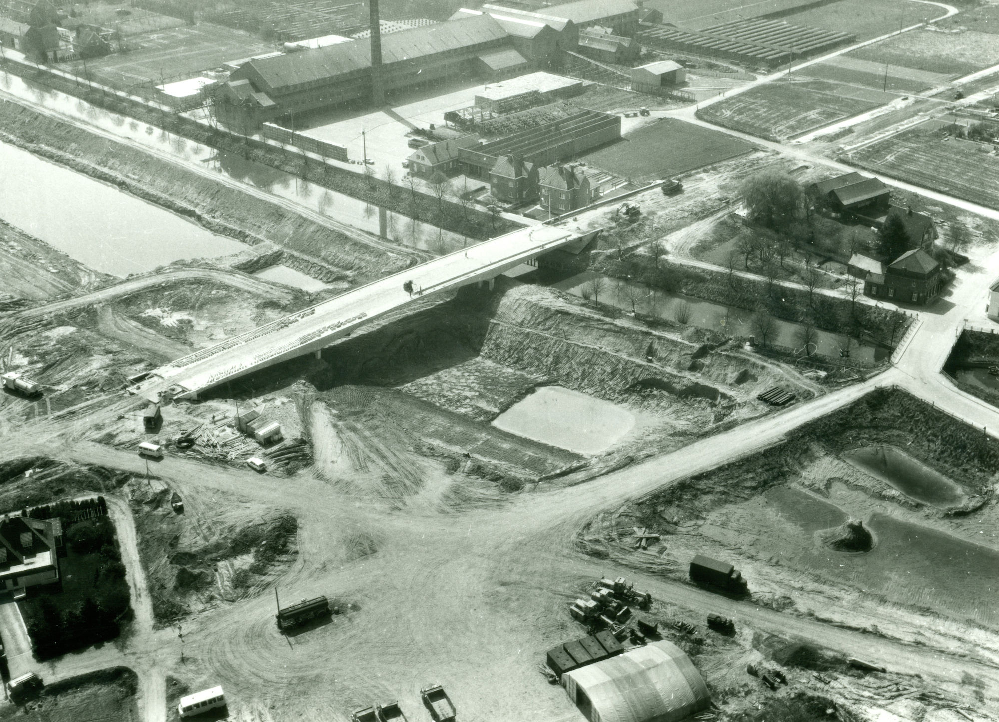 Bouw van de nieuwe brug over het kanaal Bossuit-Kortrijk te Moen 1979