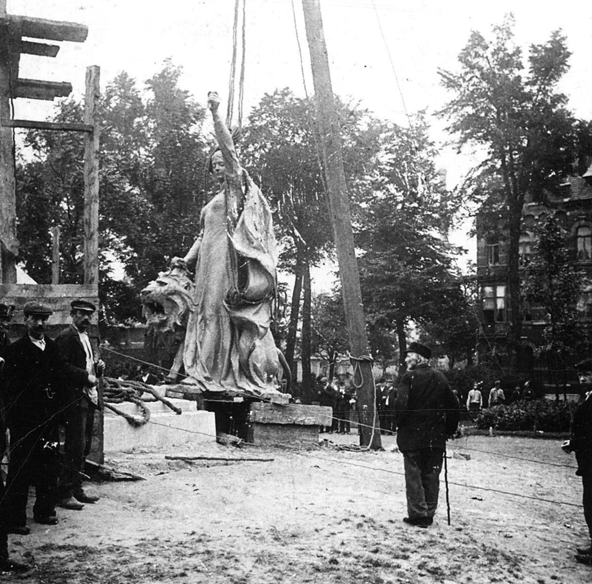 Plaatsing van het Groeningemonument