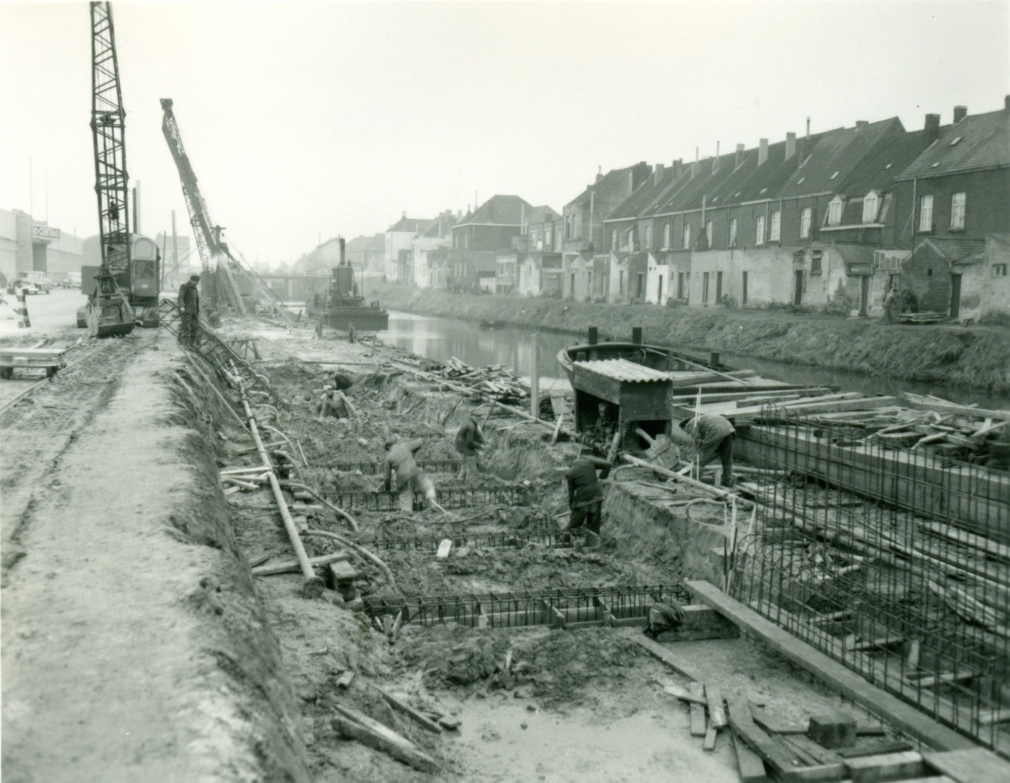 Bouw van nieuwe kaaimuren aan de Spinnerijkaai langs het Kanaal Bossuit- Kortrijk 1957