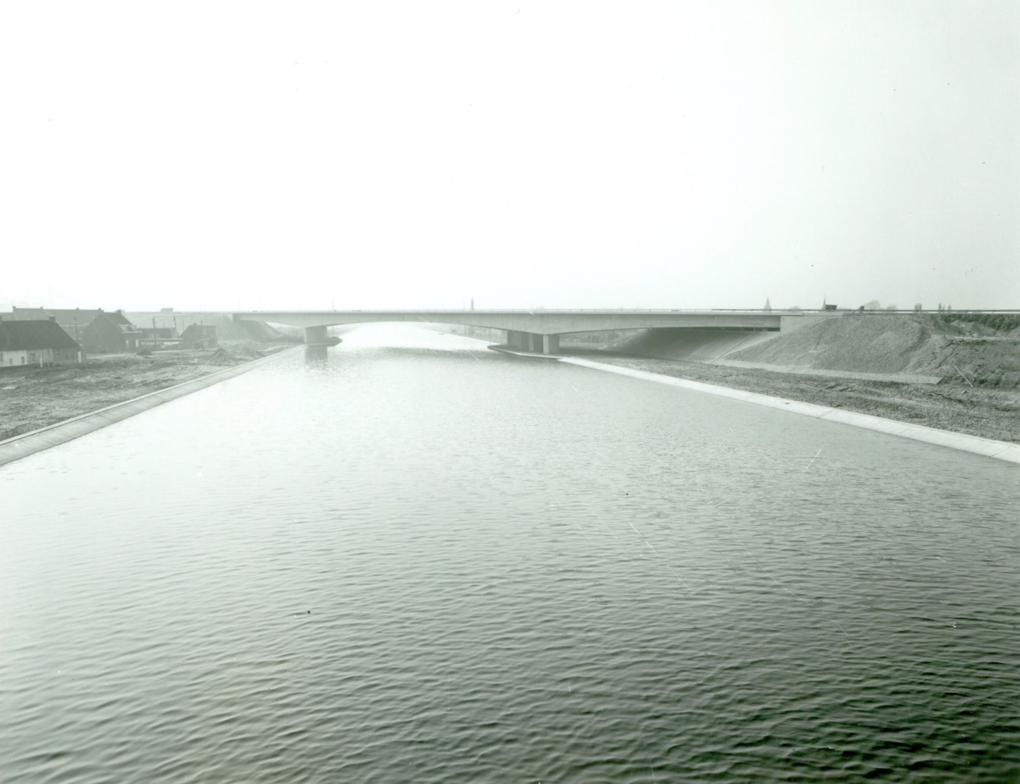 Brug van de snelweg E17 over het kanaal Bossuit-Kortrijk te Harelbeke 1975