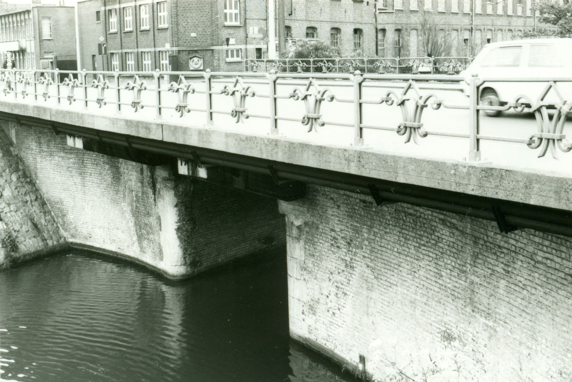 Sluis Nr. 10 op het Kanaal Bossuit-Kortrijk onder de Gentsesteenweg te Kortrijk 1981