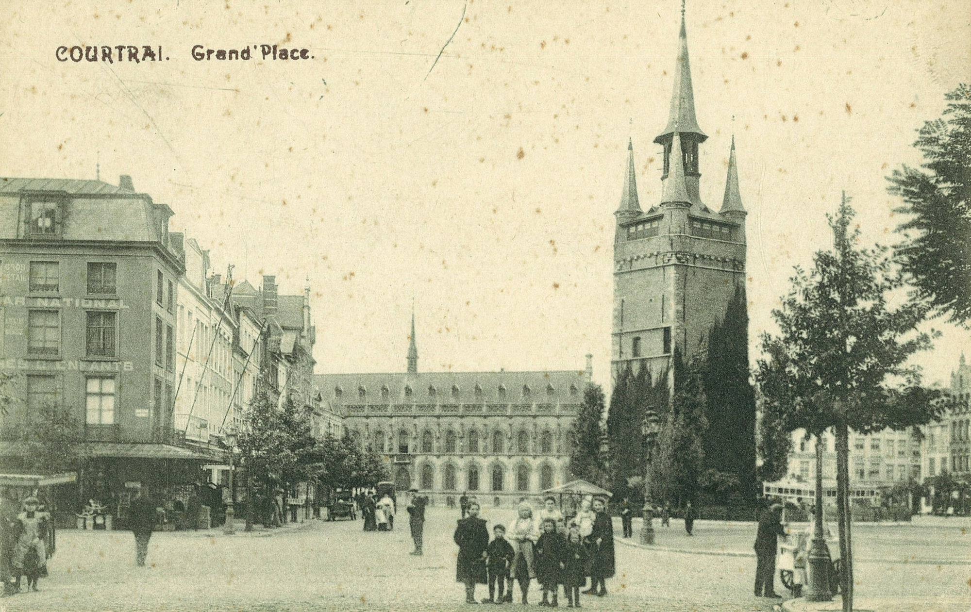 De Grote Markt met Belfort en de Sint-Maartenskerk