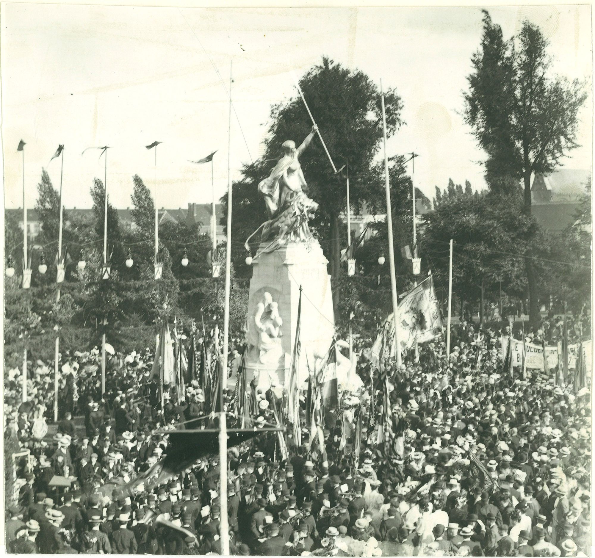 Groeningemonument inhuldiging 1906