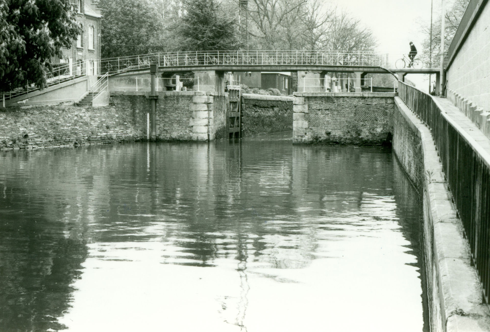 Sluis Nr. 11 op het Kanaal Bossuit-Kortrijk dat uitmondt in de Leie te Kortrijk 1981