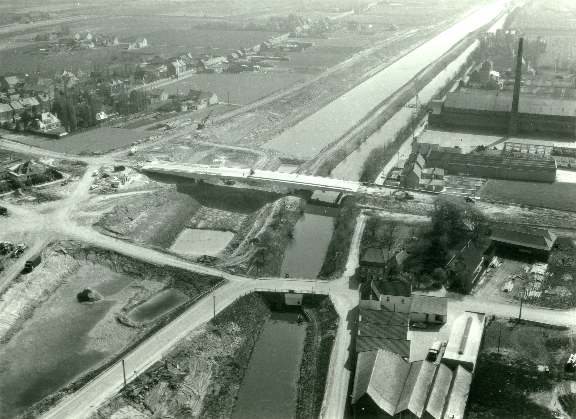 Bouw van de nieuwe brug over het kanaal Bossuit-Kortrijk te Moen 1979