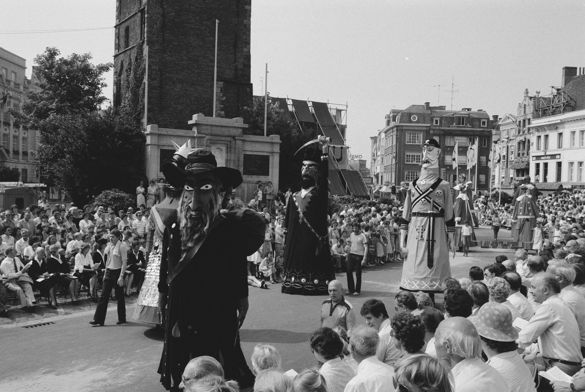 Reuzen in de historische stoet tijdens de 11 juliviering 1982