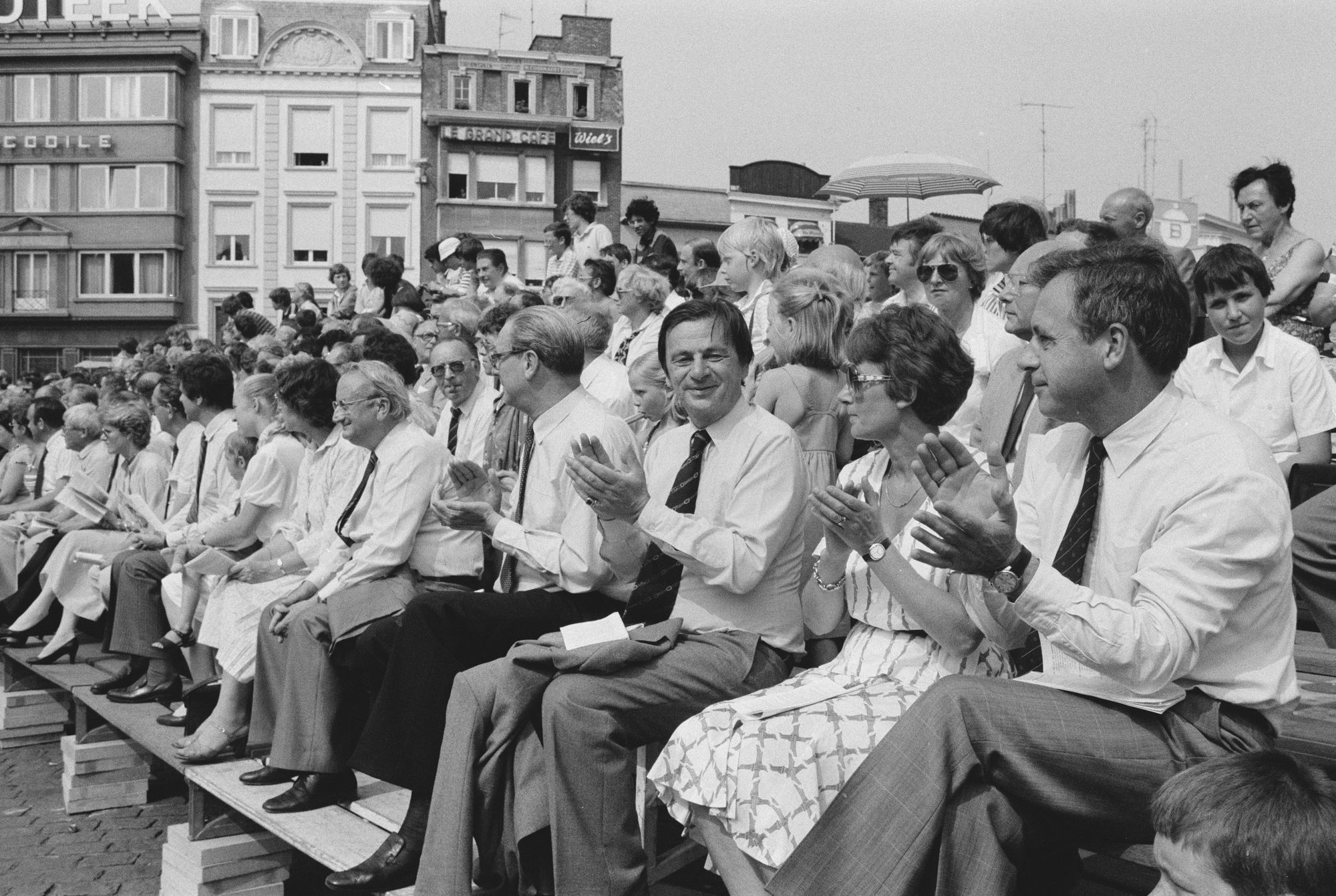 Toeschouwers bij de historische stoet tijdens de 11 juliviering 1982