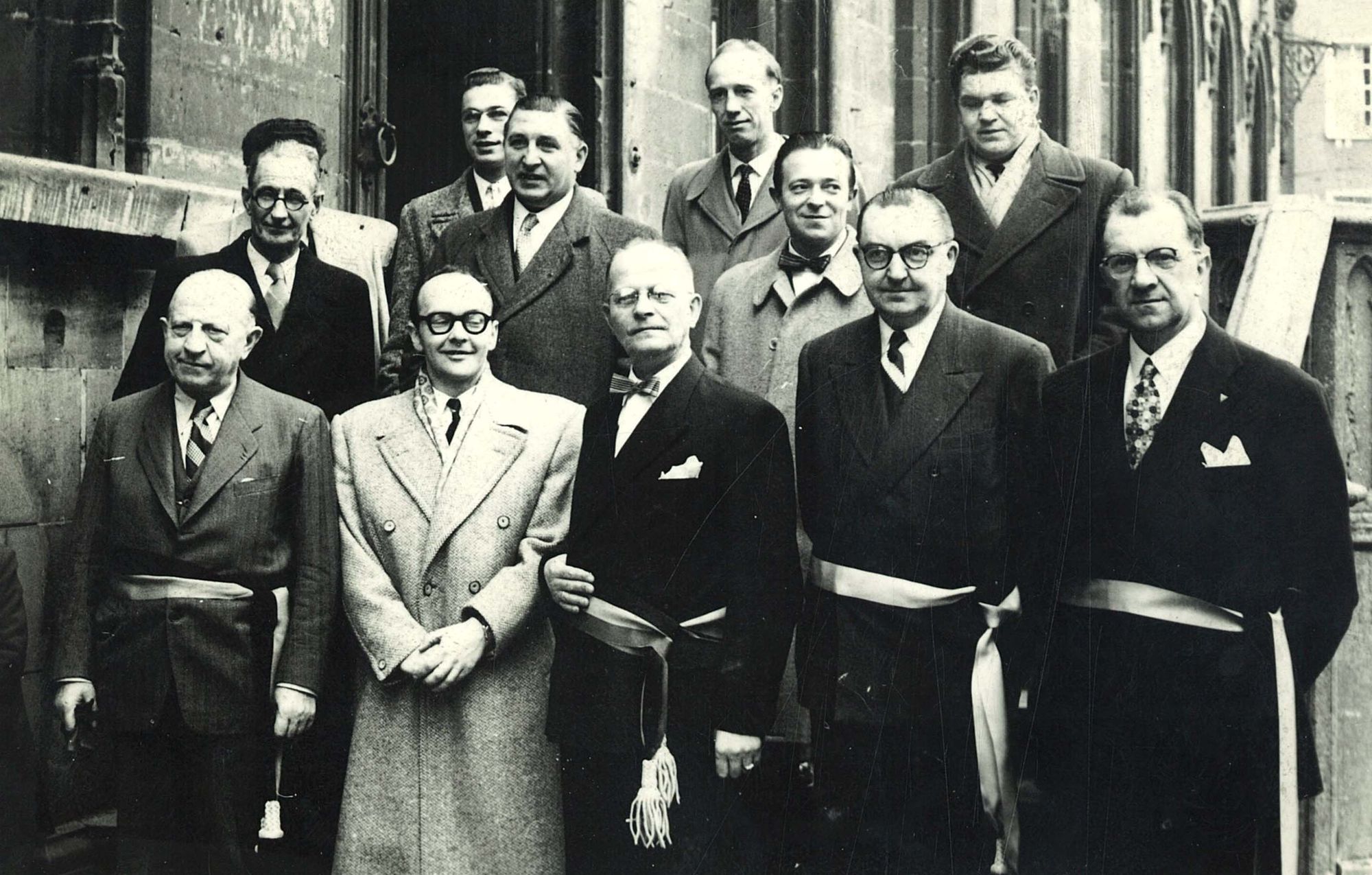 Burgemeester Jules Coussens voor het stadhuis