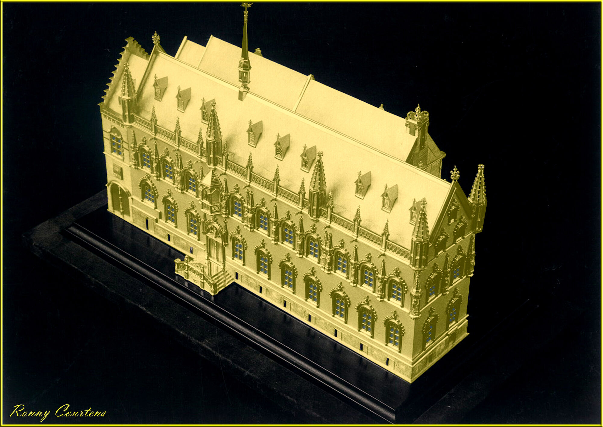 GOUDEN MINIATUUR VAN GERESTAUREERDE STADHUIS (1962)