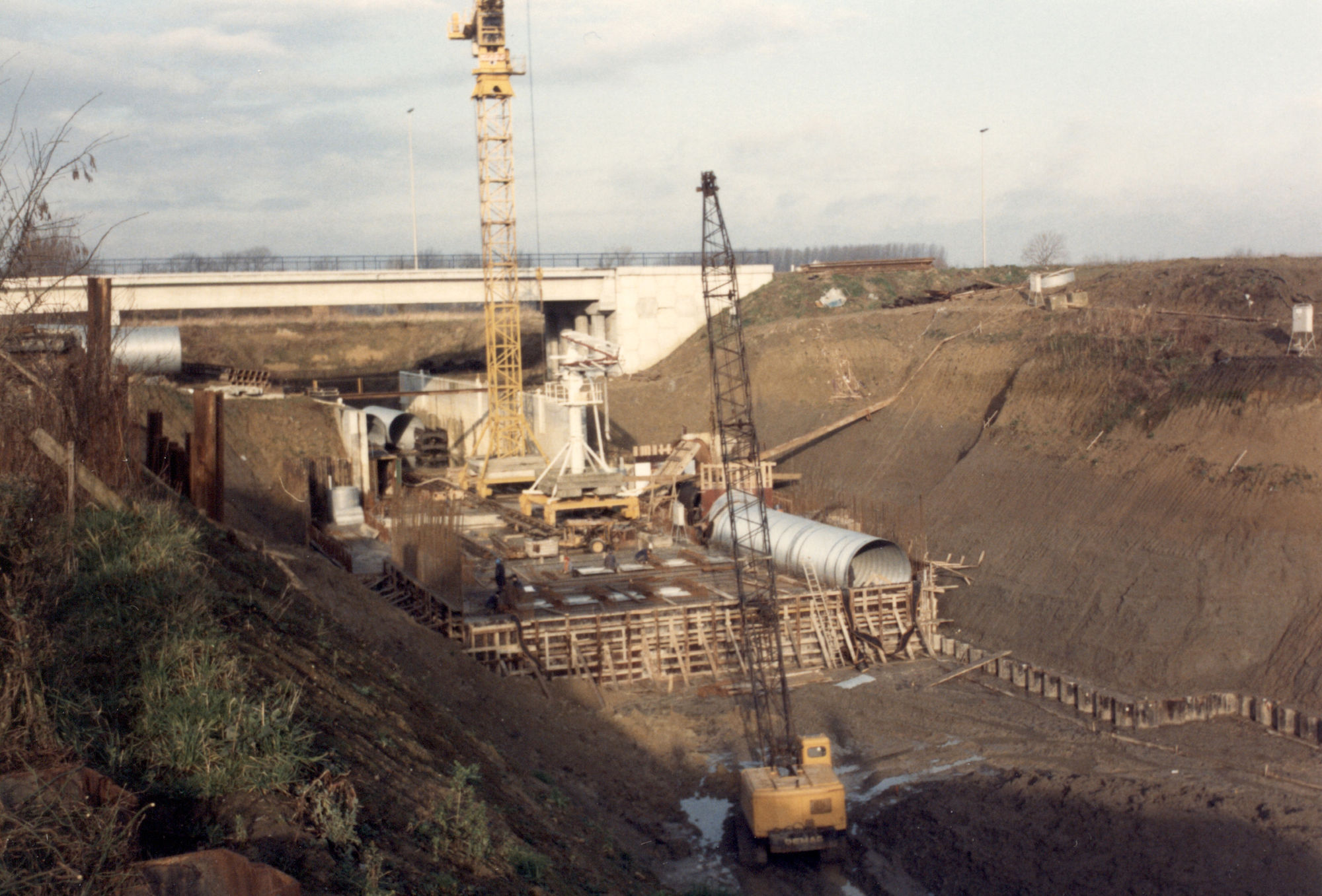 Bouw van de nieuwe sluis op het Kanaal Bossuit-Kortrijk in de Deerlijkstraat te Zwevegem 1988