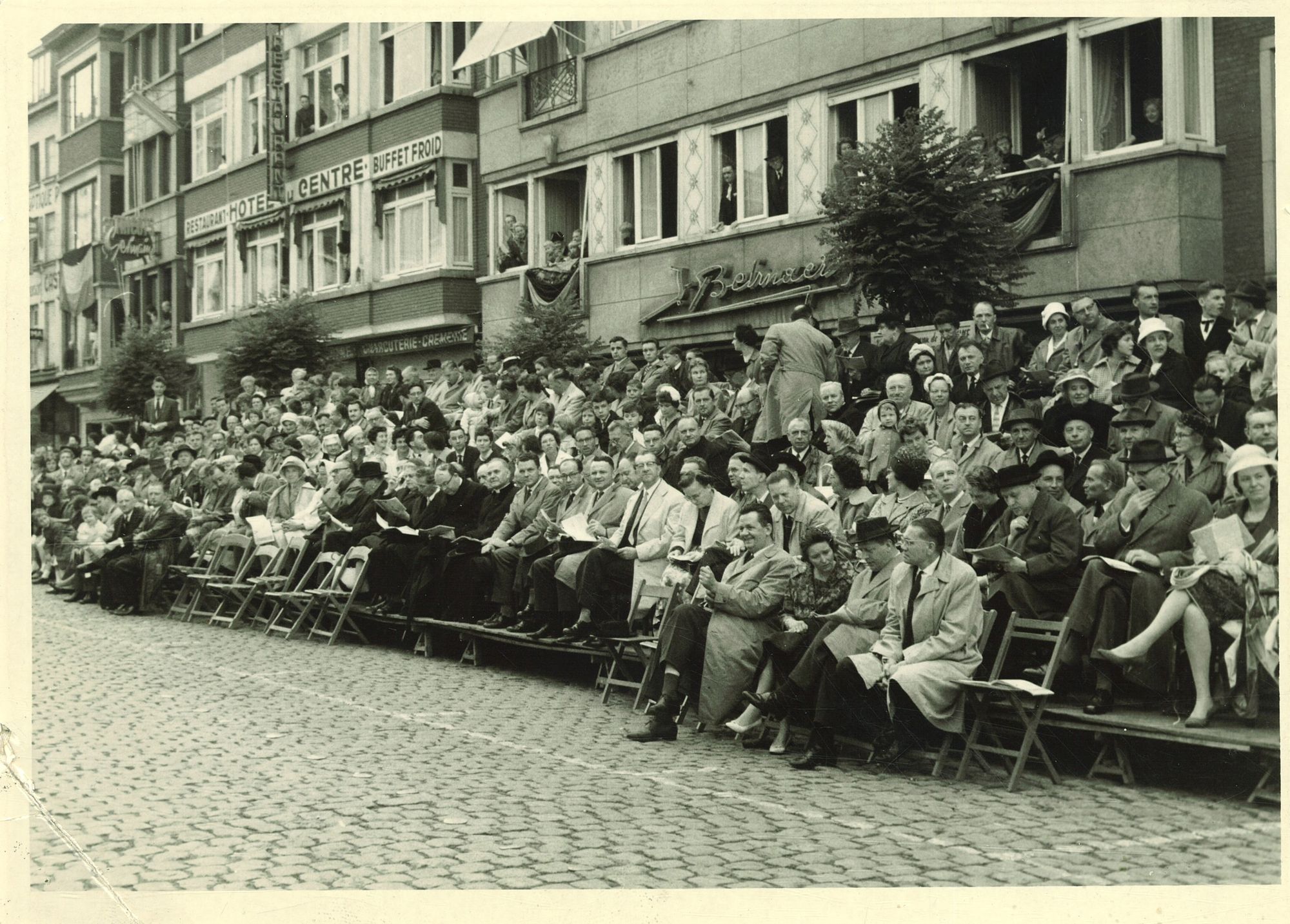 Wachtend op de Praalstoet