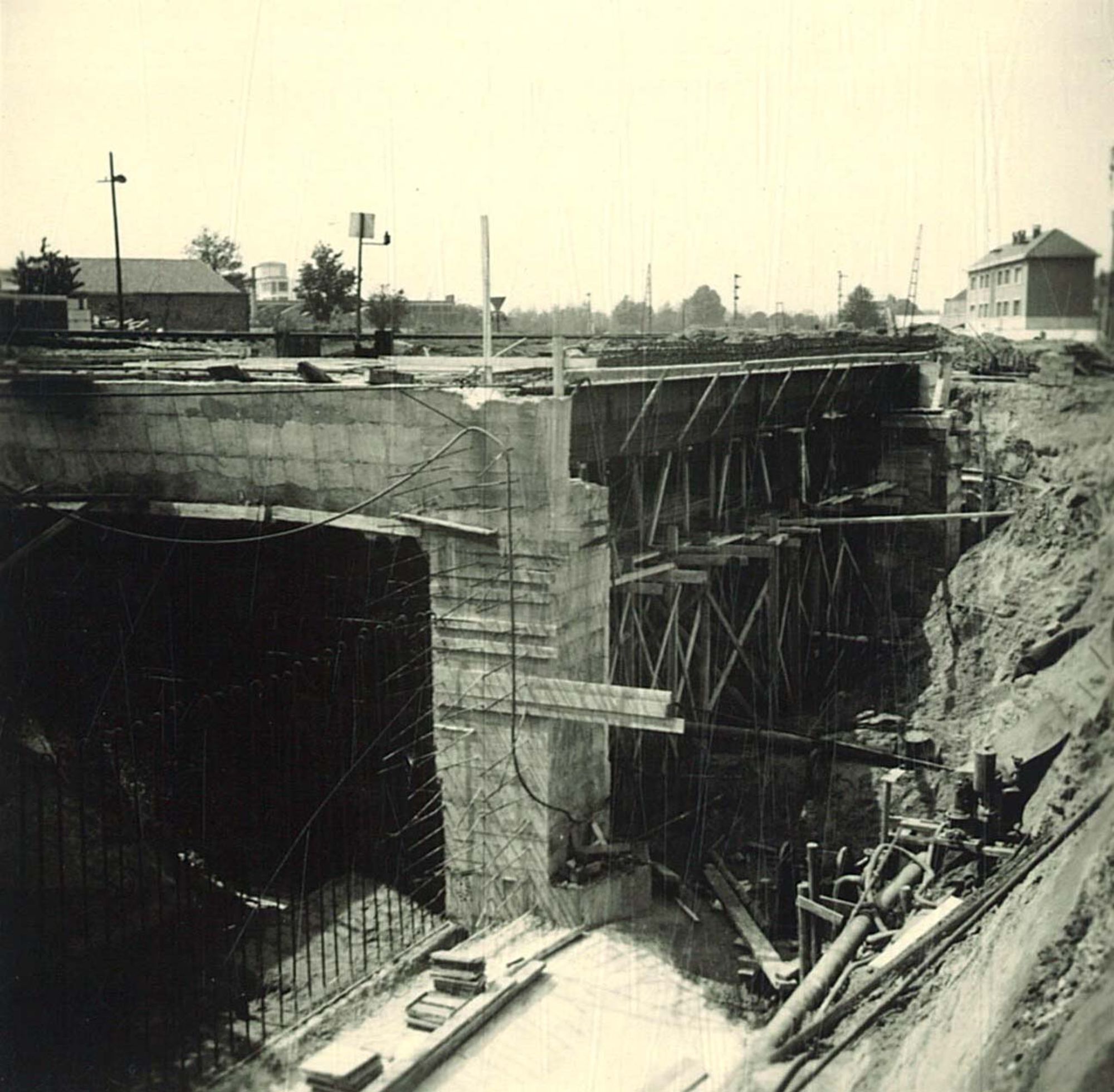 Bouw van een spoorwegtunnel in de zandstraat