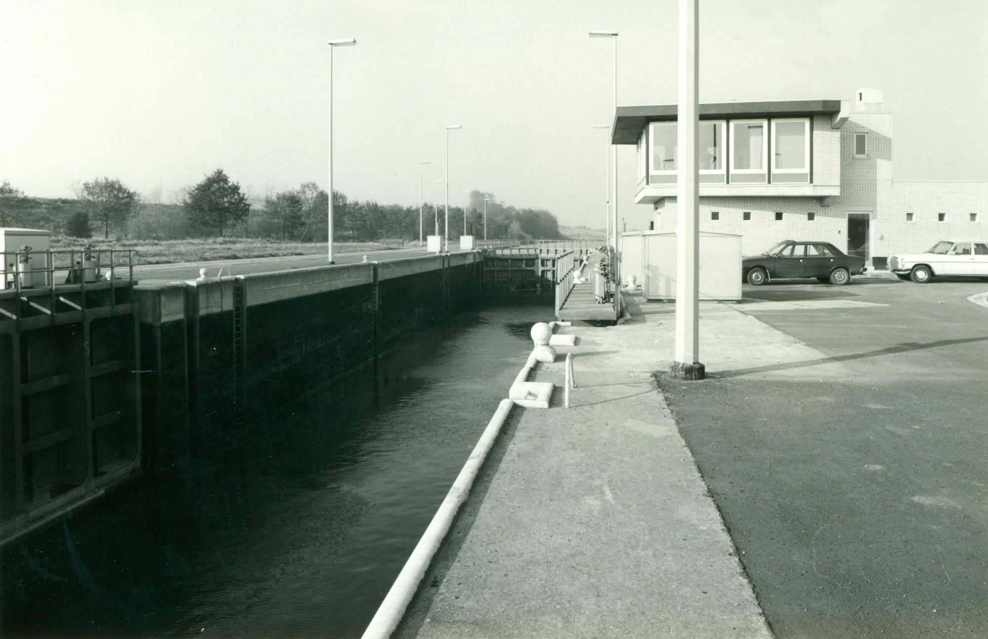 Stuurhuis van de nieuwe sluis op het kanaal Bossuit-Kortrijk te Moen 1980