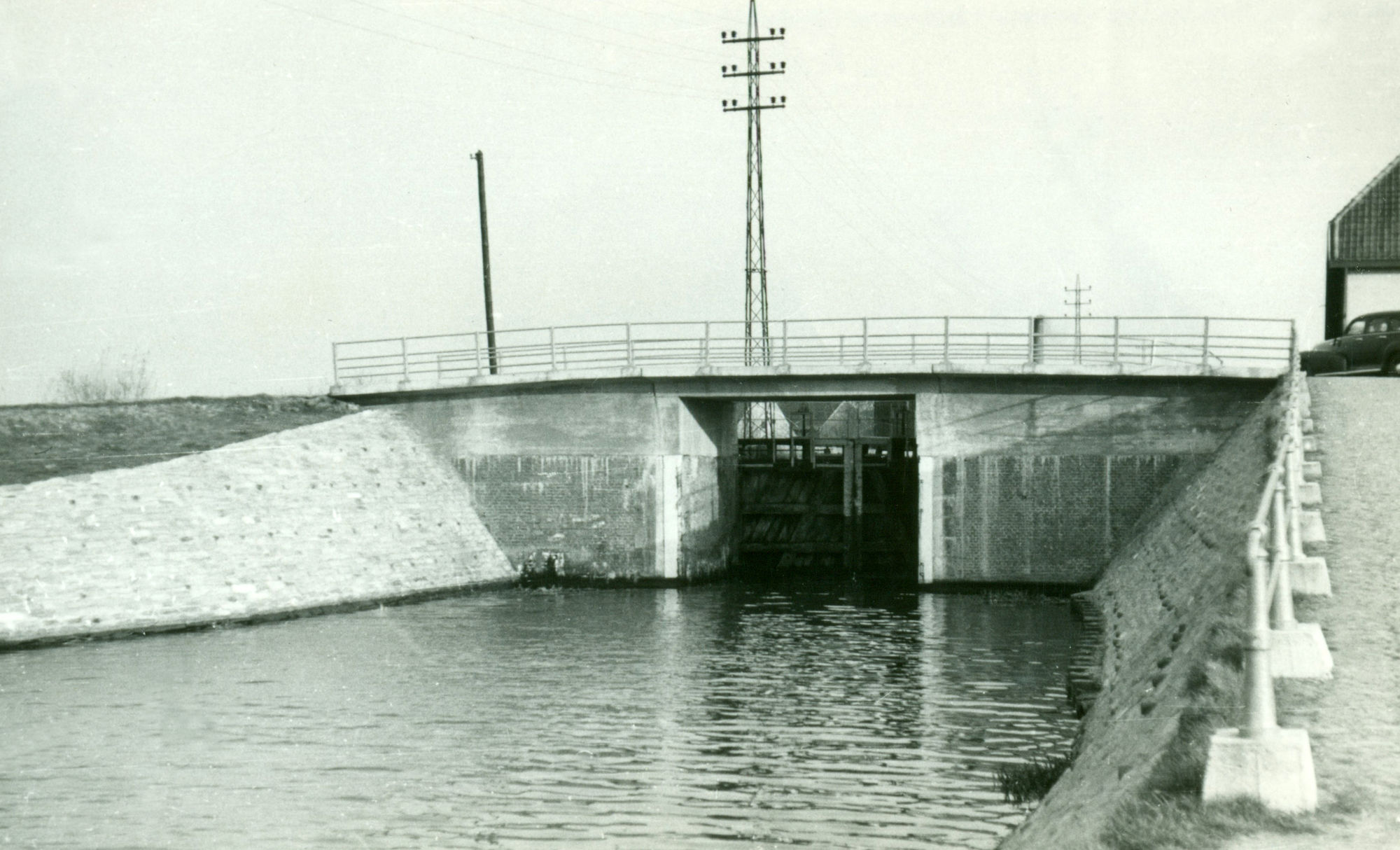 Sluis Nr. 8 met brug op het Kanaal Bossuit-Kortrijk te Zwevegem 1950