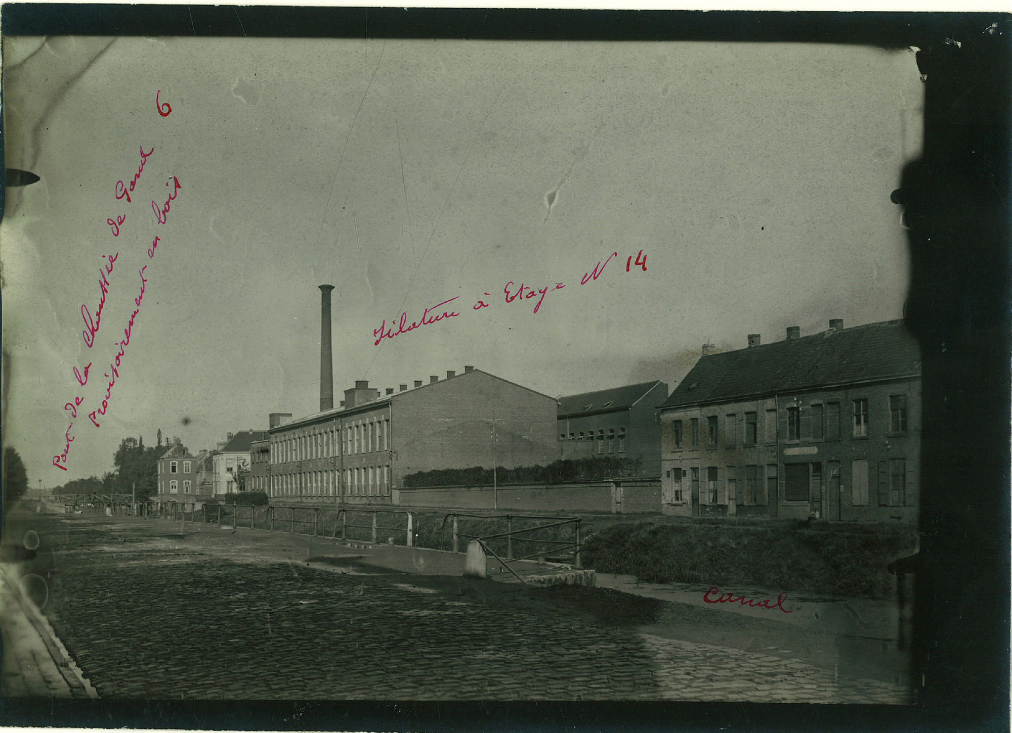 De Linière de Courtrai en de werkhuizen van de firma C. De Stoop, langs de Spinnerijkaai