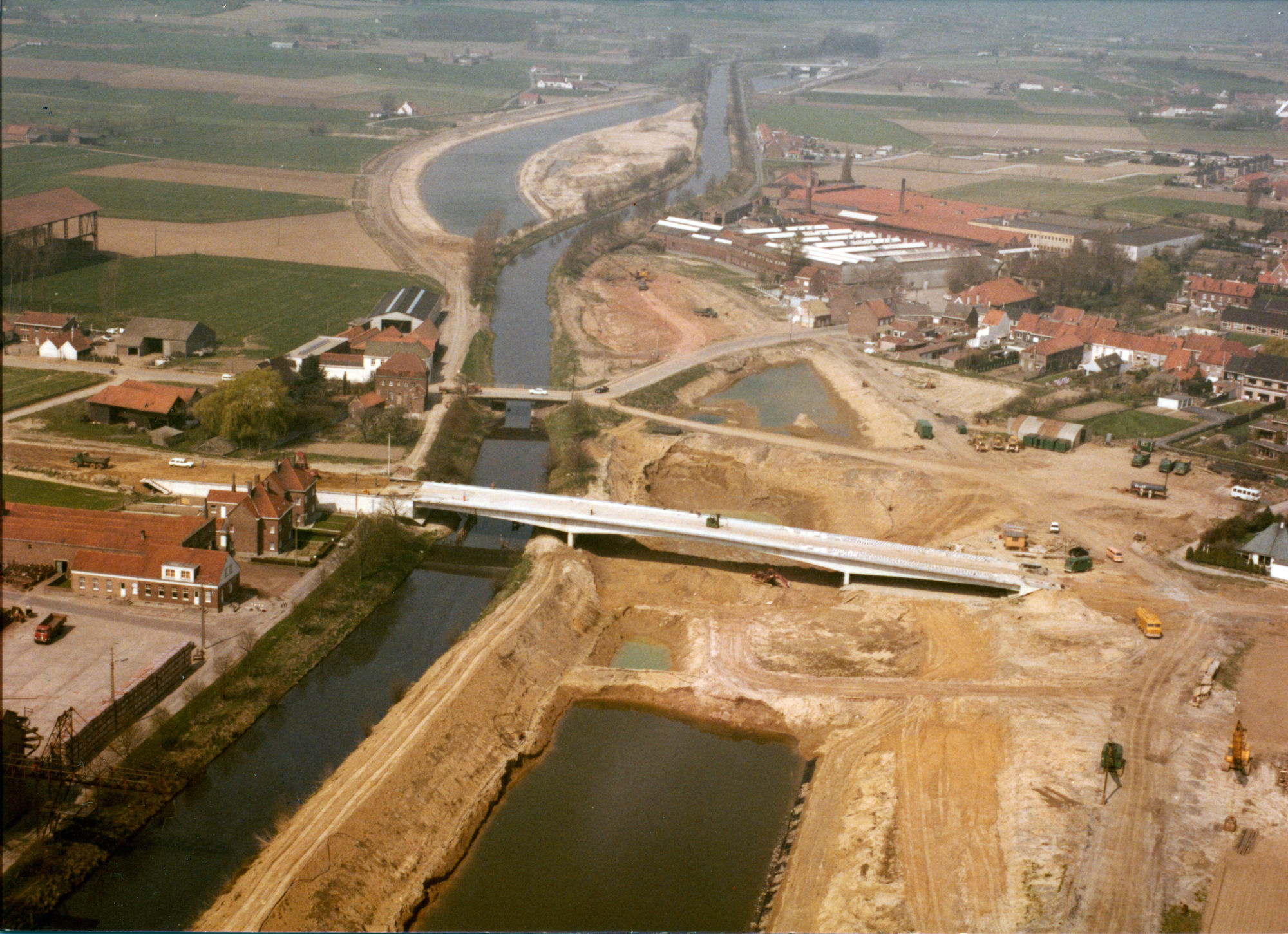 Bouw van de nieuwe brug over het kanaal Bossuit-Kortrijk te Moen 1979