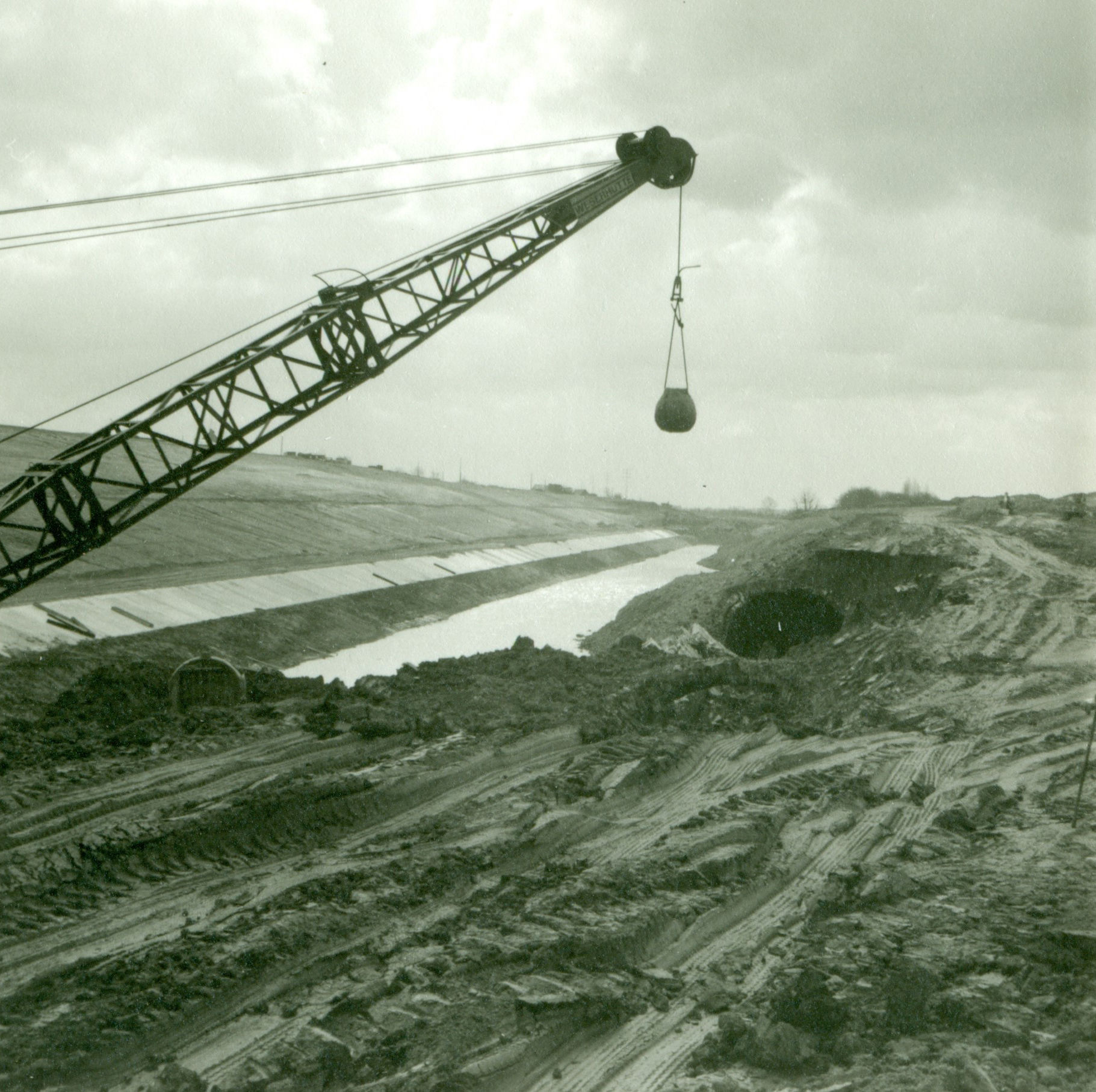 Afbraak van de tunnel op het kanaal Bossuit-Kortrijk in Moen 1970-1973