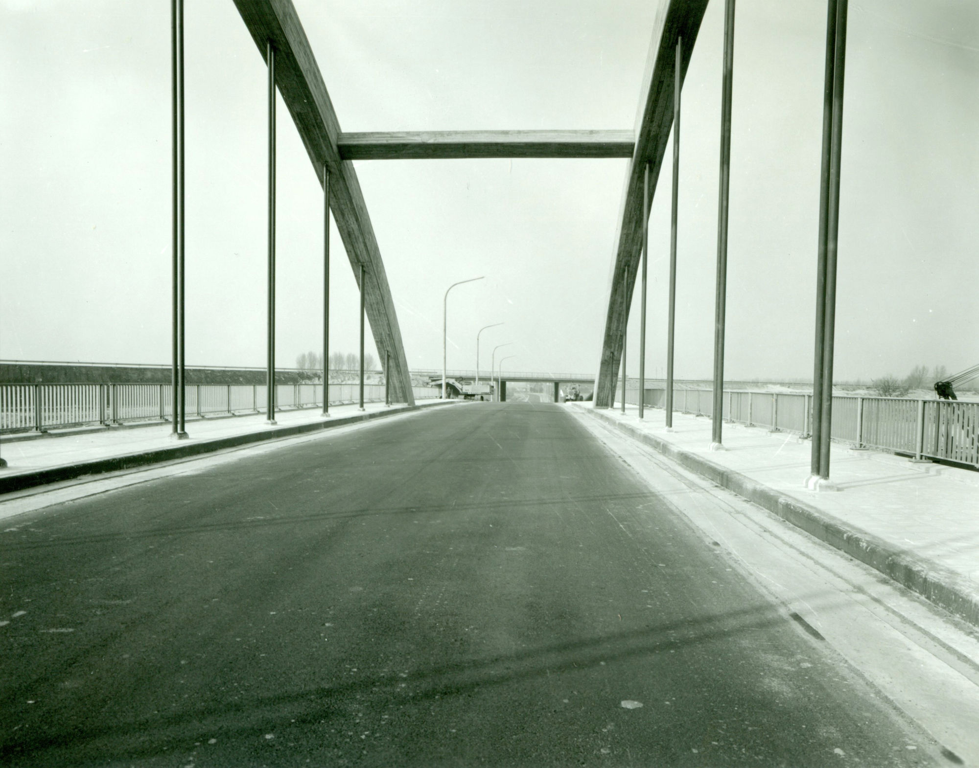 Brug over het kanaal Bossuit-Kortrijk aan de Beneluxlaan in Harelbeke 1975