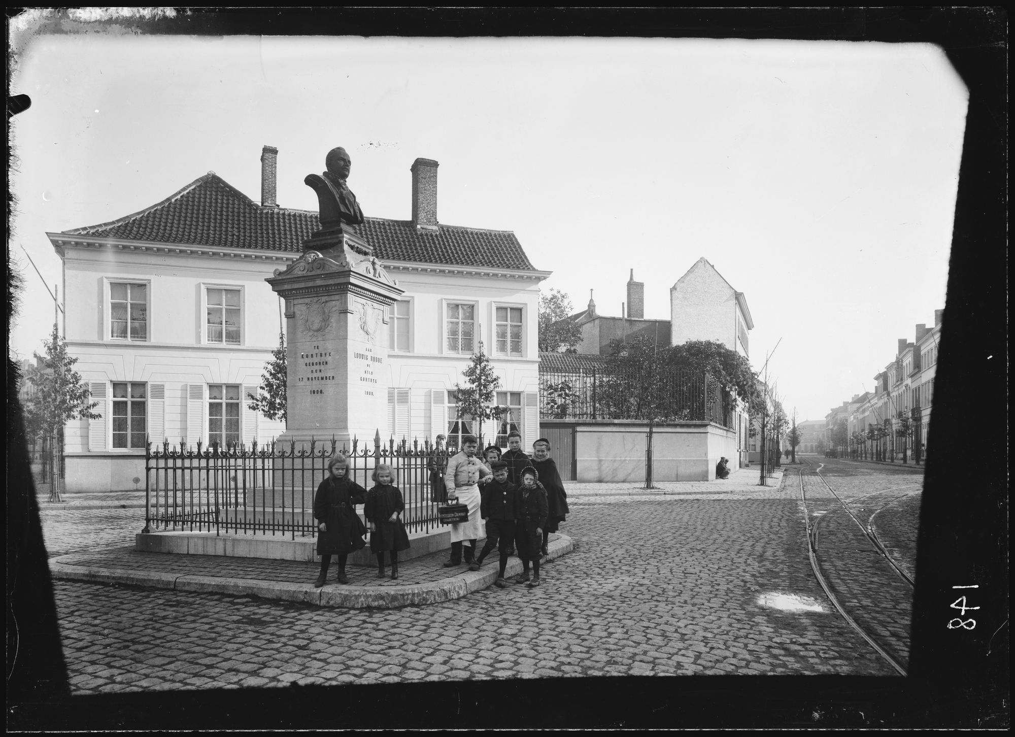 Buste van Louis Robbe op het Robbeplein