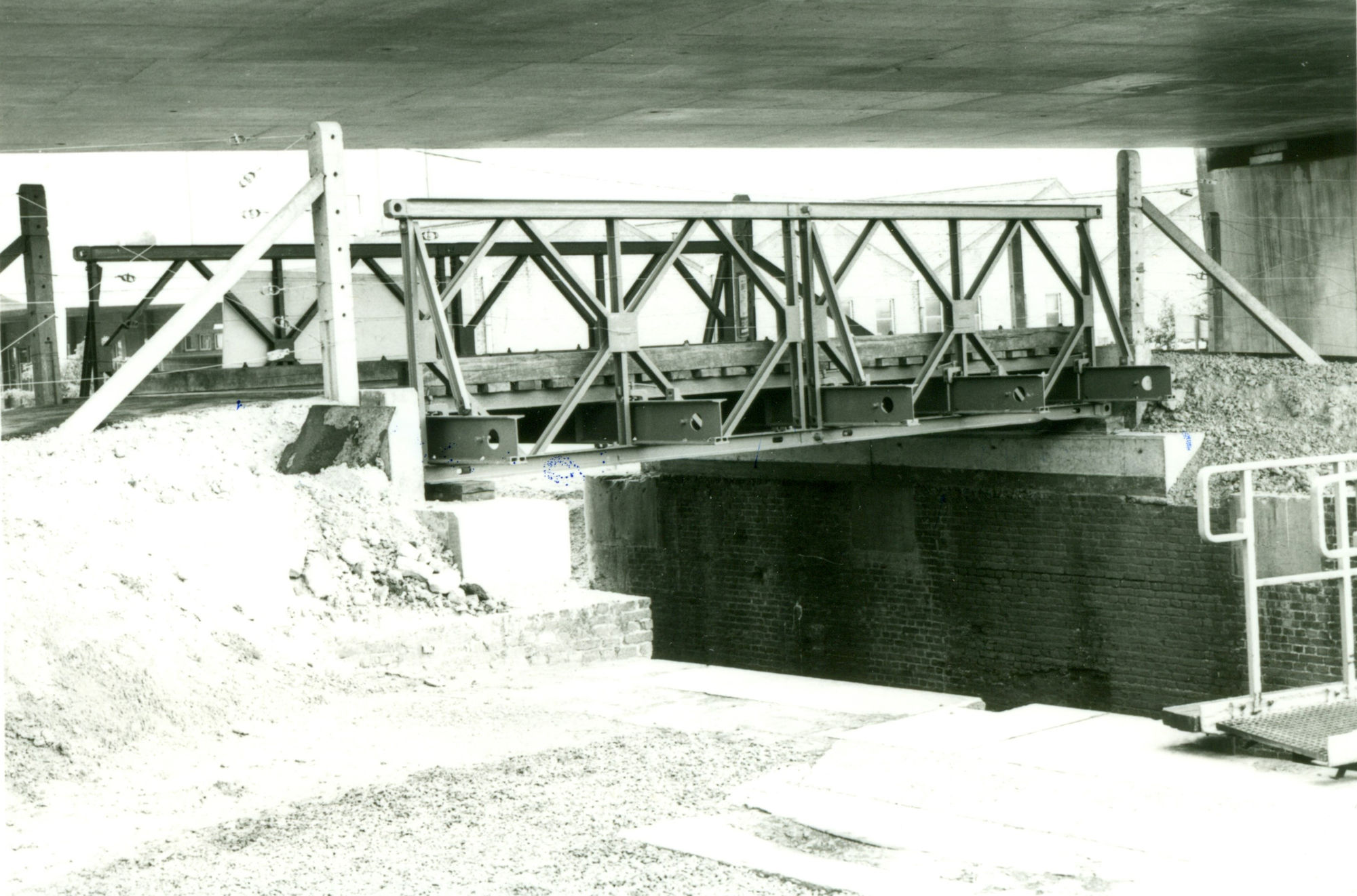 Baileybrug over Sluis nr. 9 op het Kanaal Bossuit-Kortrijk 1981