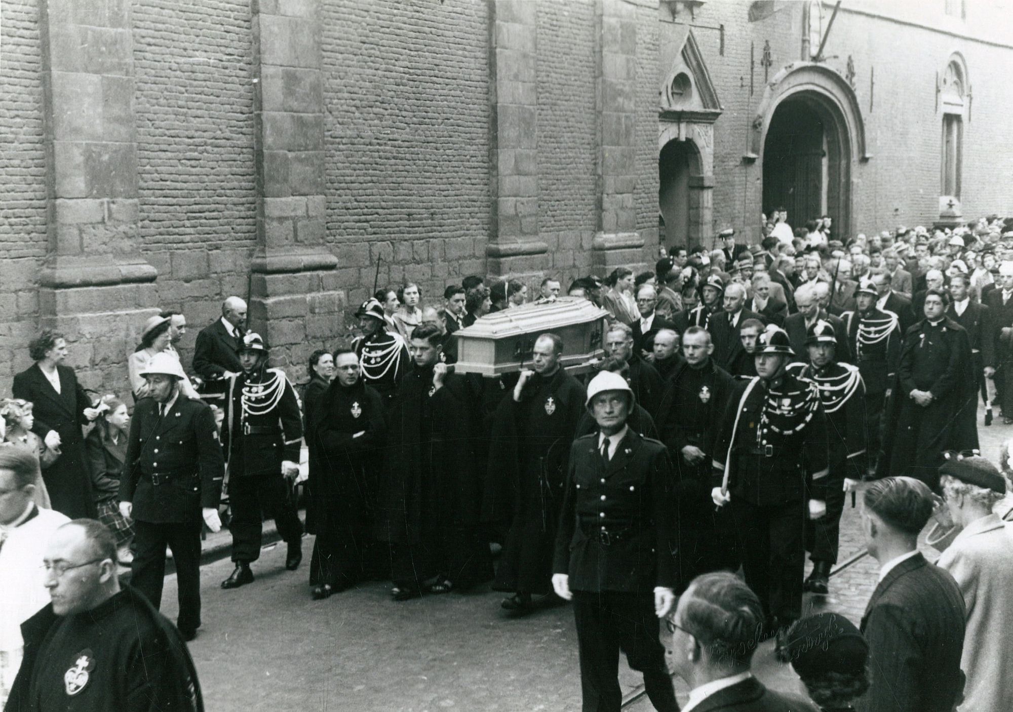 Stoet van de herbegrafenis van Broeder Isidoor 1952