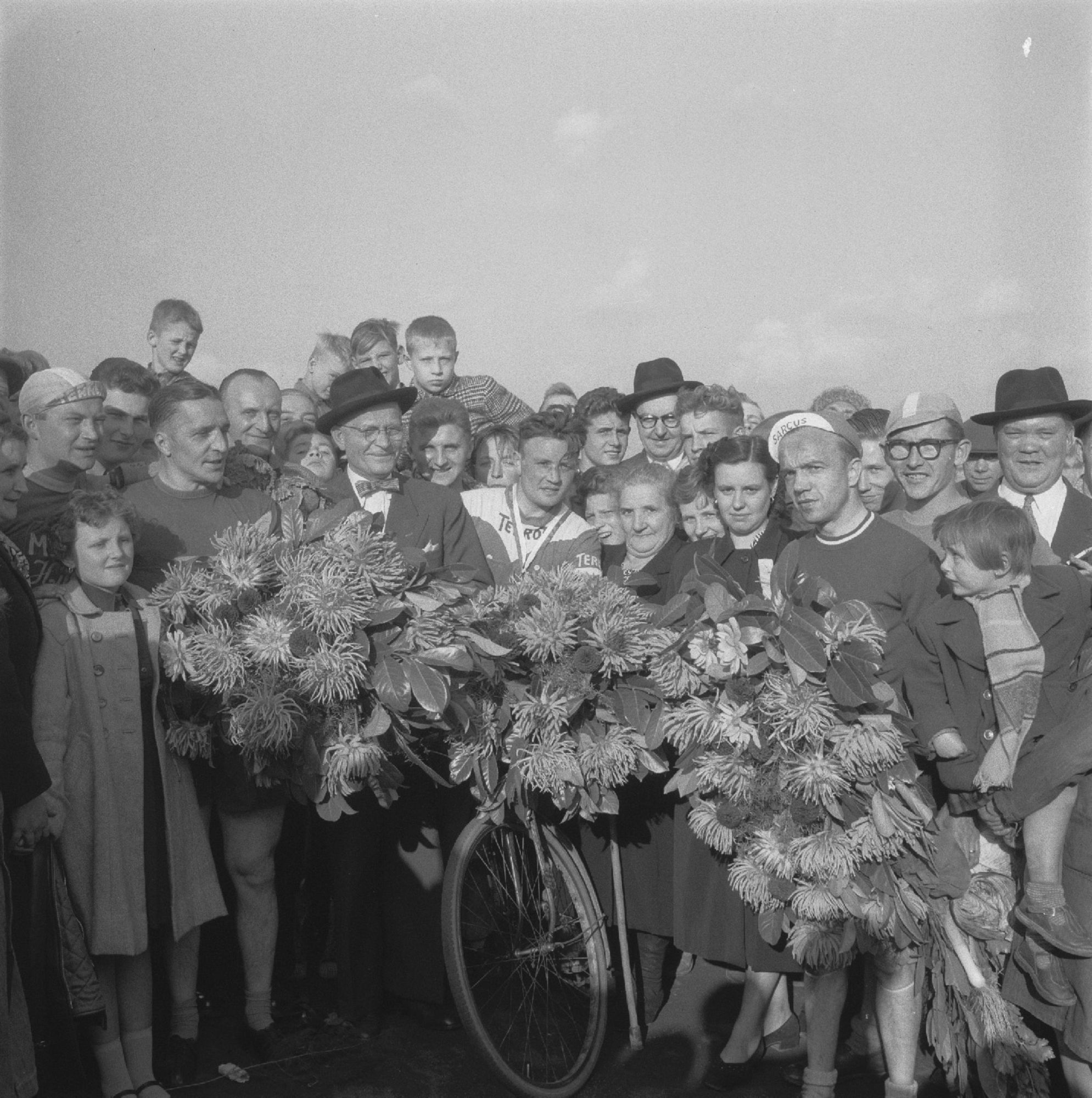 Wielerwedstrijd op de Hippodroom anno 1955