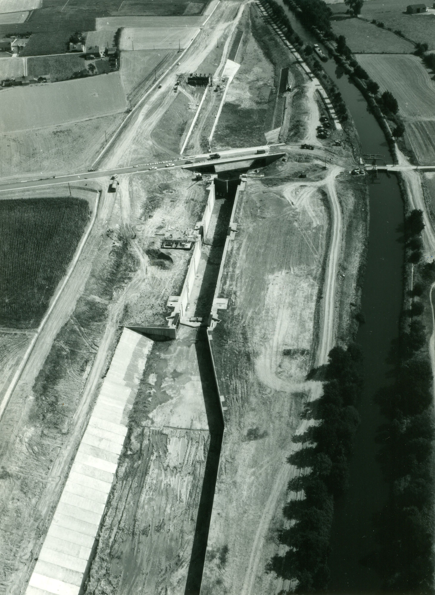 Nieuwe sluis op kanaal Bossuit-Kortrijk te Moen 1976