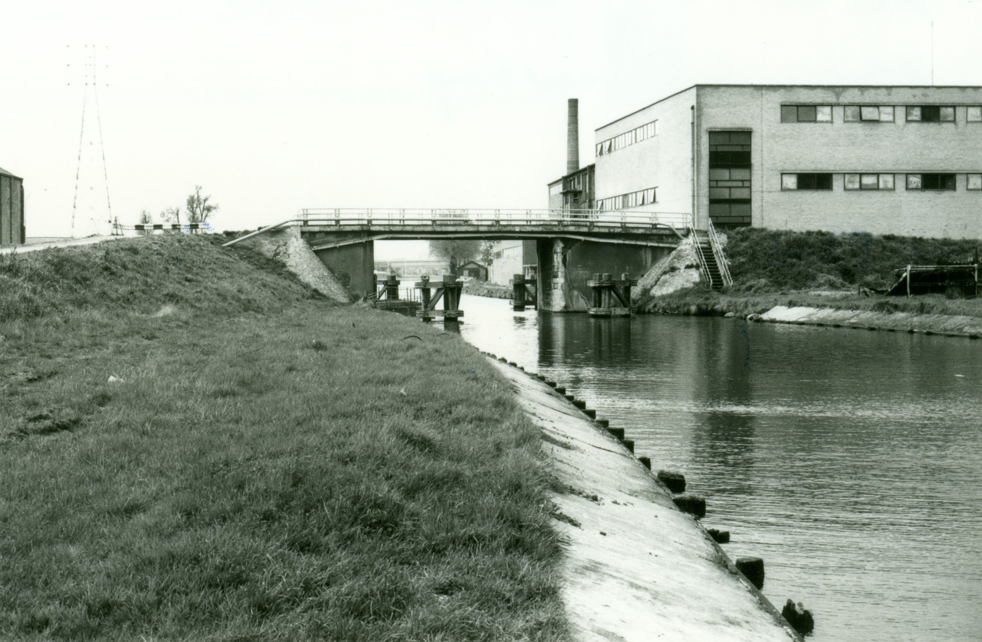 Verbredingswerken van het Kanaal Bossuit-Kortrijk aan de Visserskaai 1981