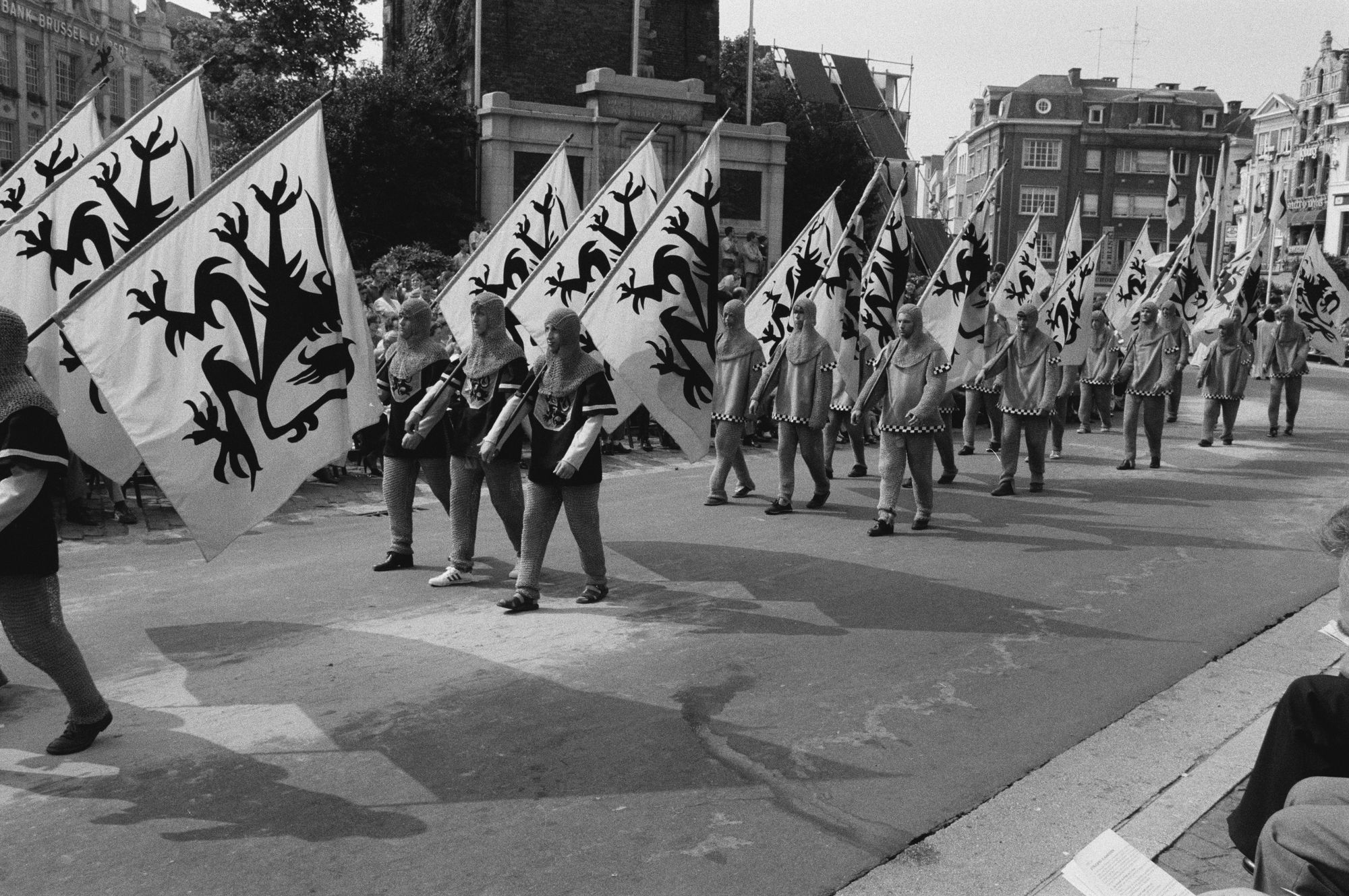 Vlaggendragens in de historische stoet tijdens de 11 juliviering 1982