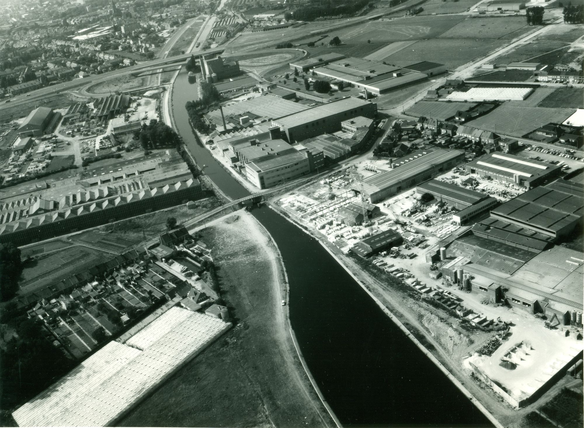 Industrieterrein Kortrijk-Harelbeke langs het Kanaal Bossuit-Kortrijk aan de Luipaardbrug 1976