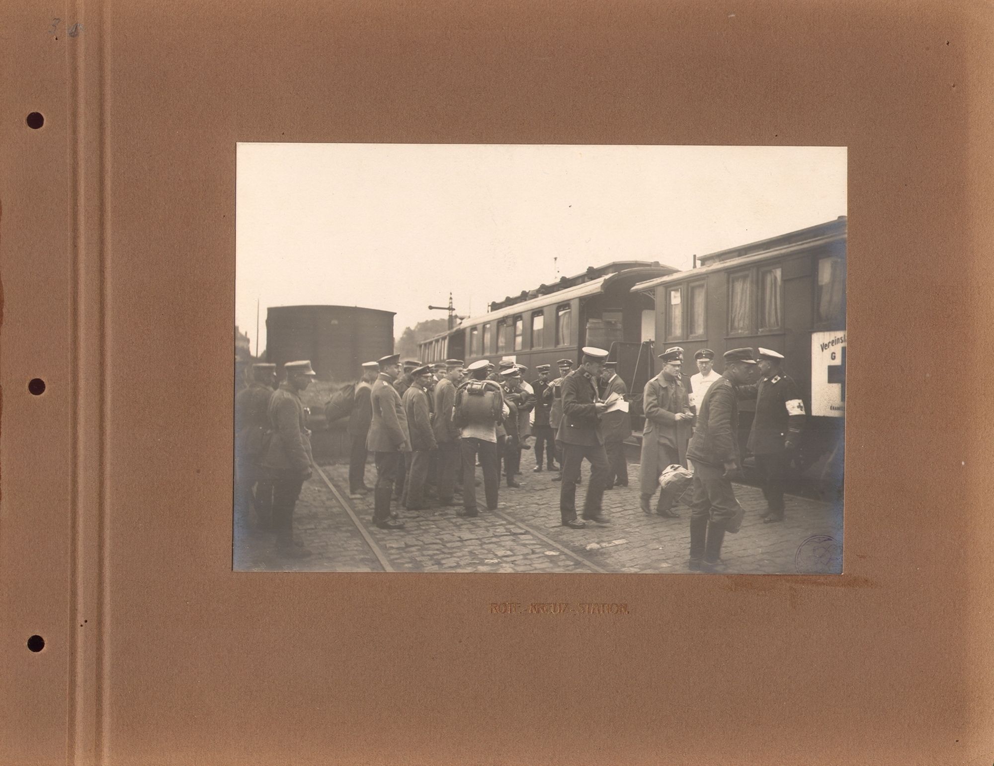 Rode Kruis treinwagons en Duitse militairen in Kortrijk tijdens de Duitse bezetting van Kortrijk gedurende de Eerste Wereldoorlog.