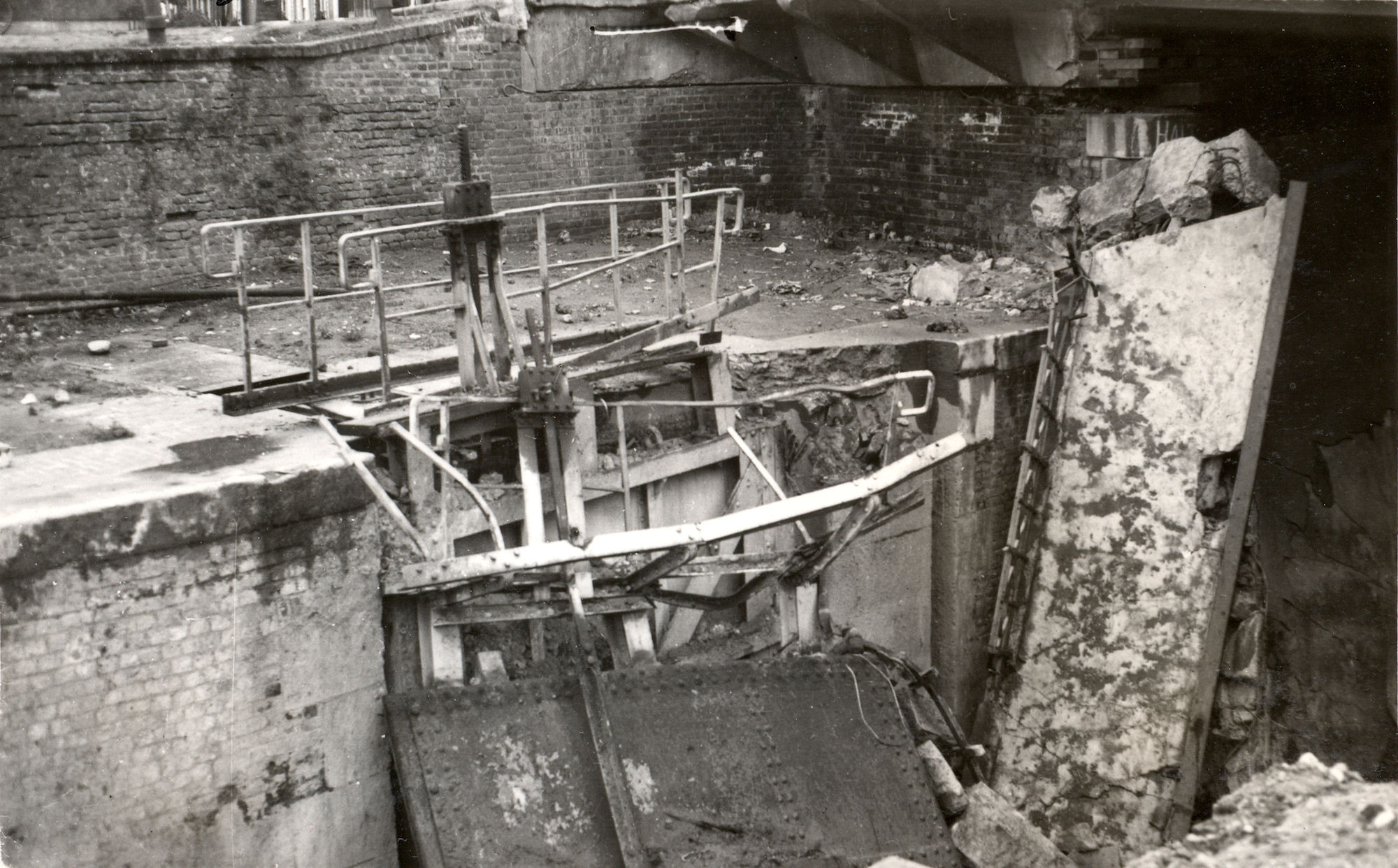 Sluis Nr. 10 op het kanaal Bossuit-Kortrijk aan de Gentsesteenweg in Kortrijk 1940