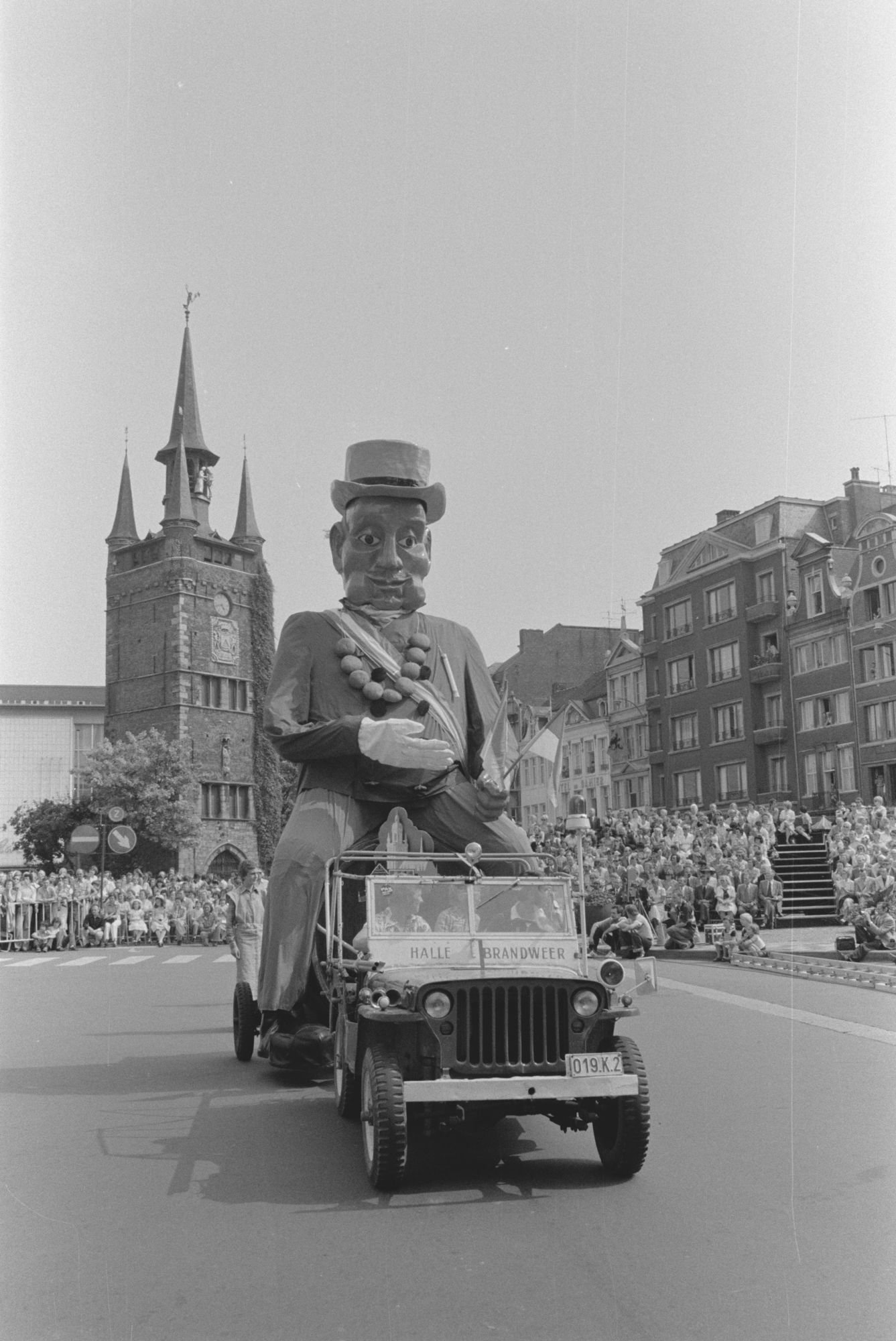 Reuzen in de historische stoet tijdens de 11 juliviering 1982