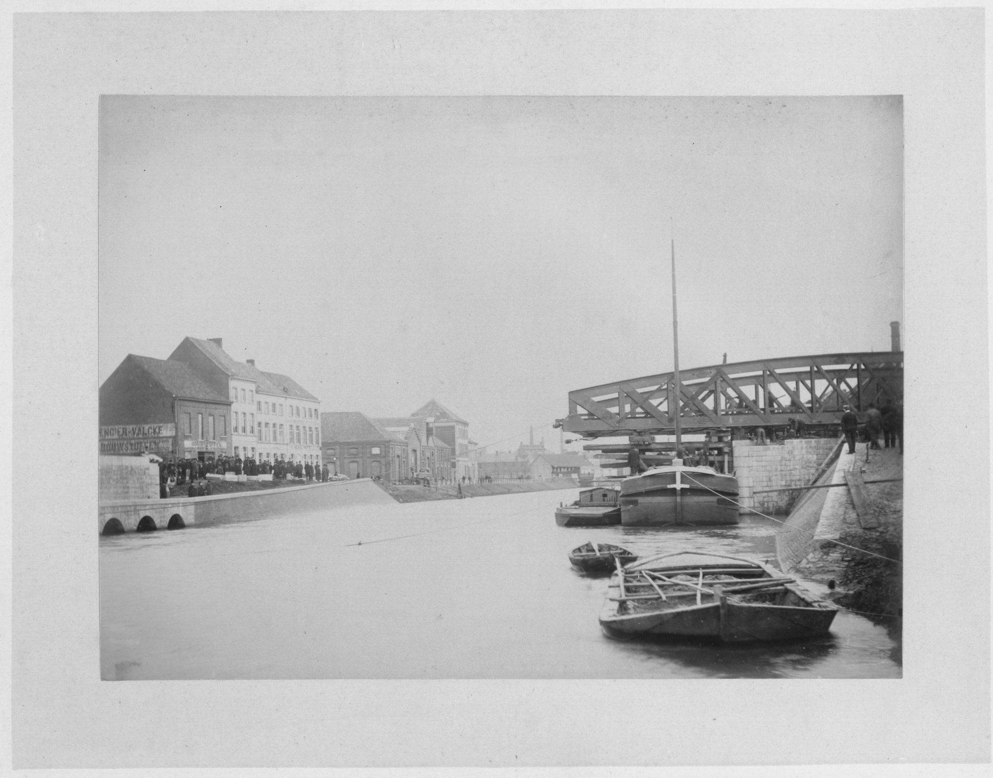 Gerechtshofbrug: plaatsing nieuwe brug 1892