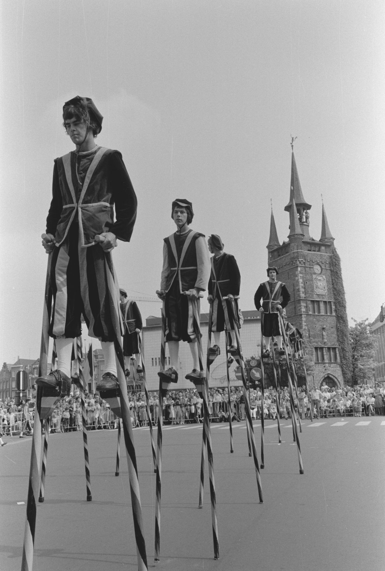 Steltenlopers in de historische stoet tijdens de 11 juliviering 1982