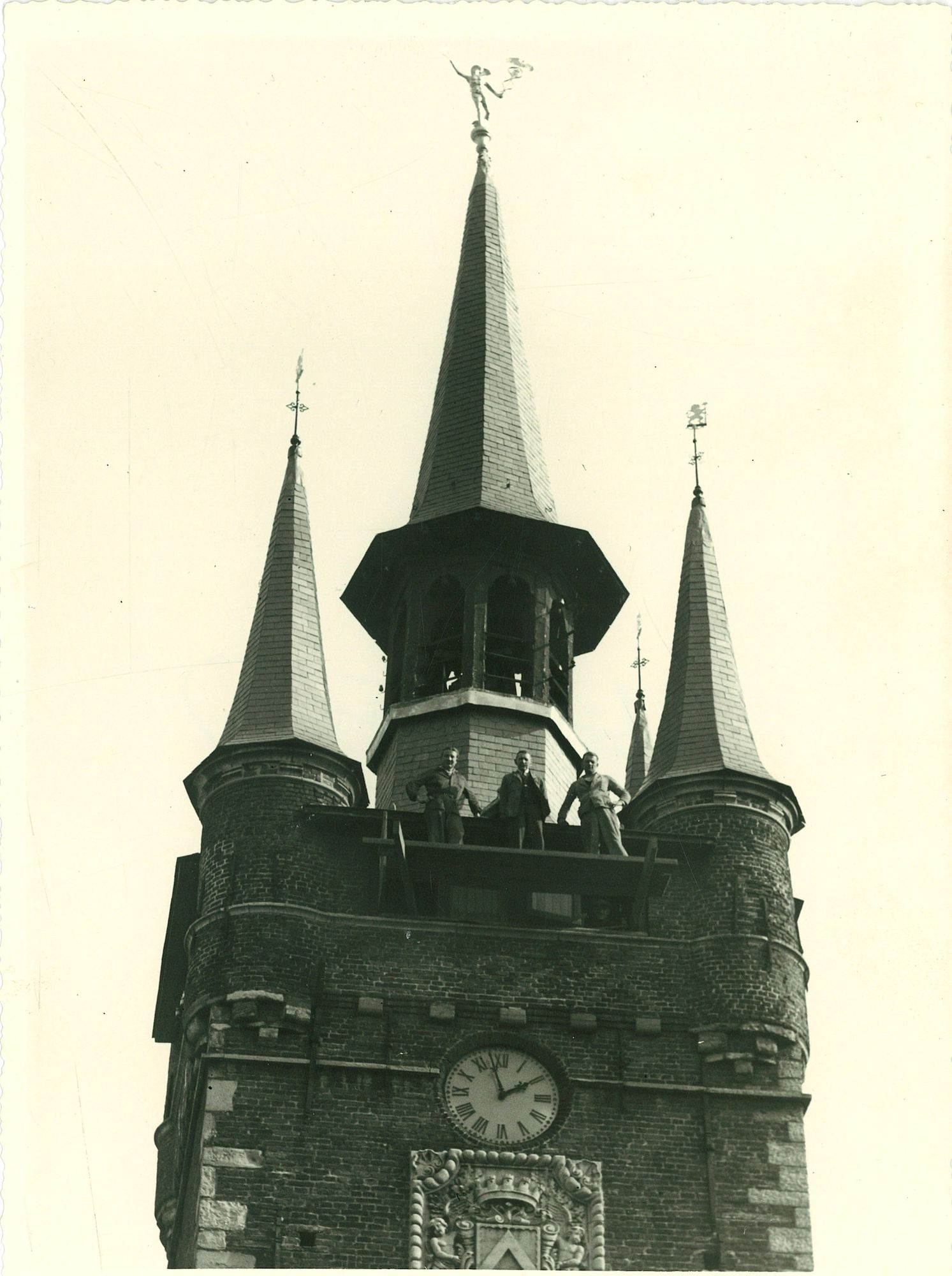 Halletoren montage van de nieuwe klokkenluiders Manten en Kalle 1961