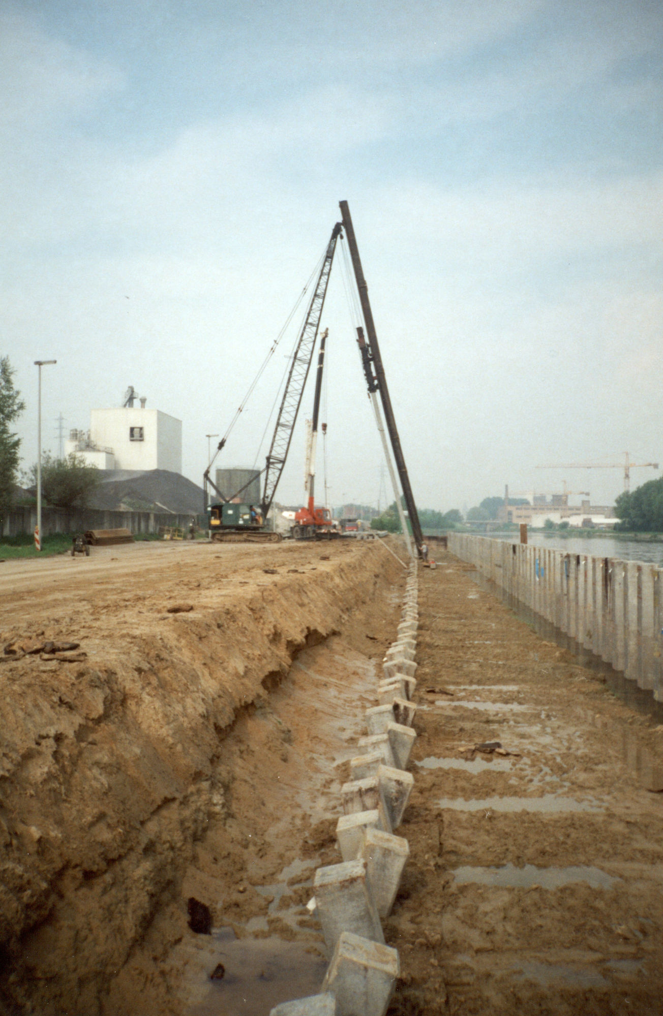 Loskaaien in de Kanaalstraat langs het kanaal Bossuit-Kortrijk in Harelbeke 2000