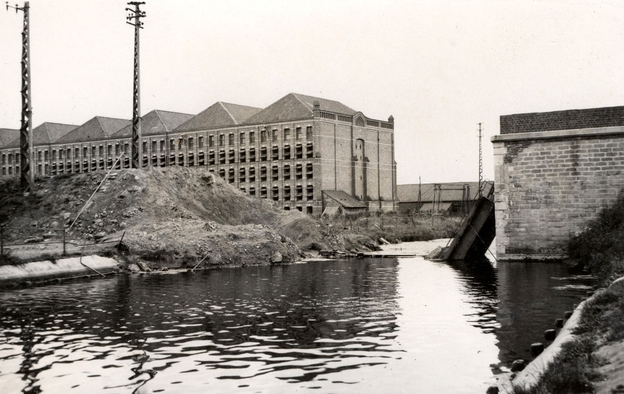 Vernielde Luipaardbrug over het kanaal Bossuit-Kortrijk in 1940