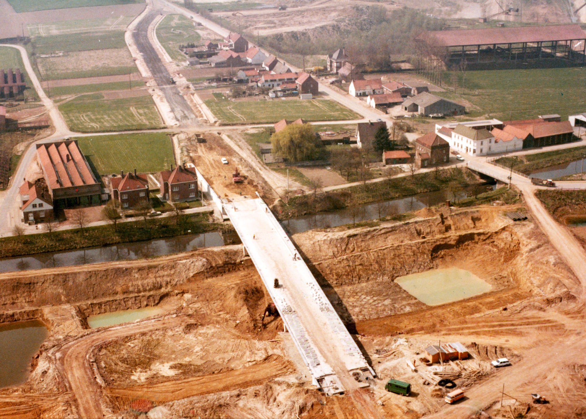 Bouw van de nieuwe brug over het kanaal Bossuit-Kortrijk te Moen mei 1979