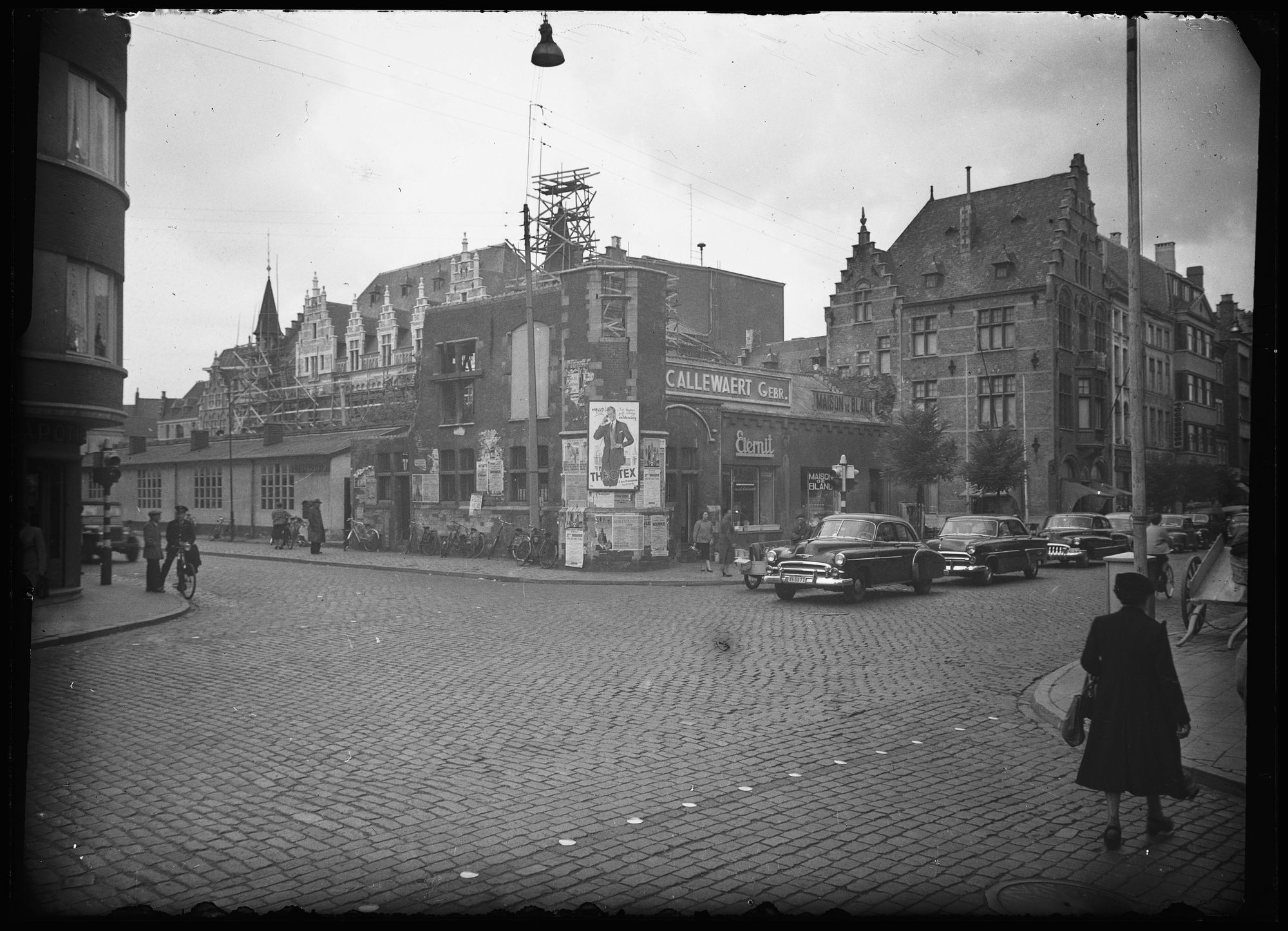 Hallen op het Schouwburgplein circa 1950