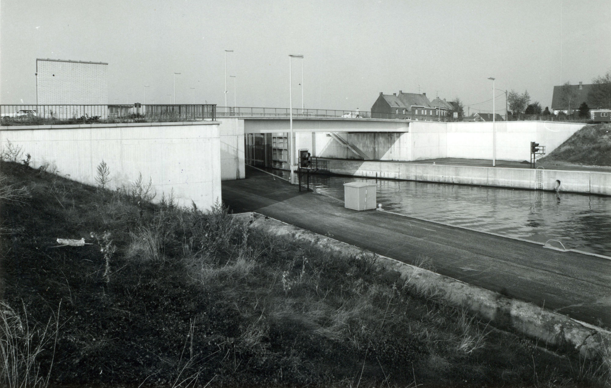 Ingebruikname van het nieuw sluizencomplex van het kanaal Bossuit-Kortrijk in Bossuit 1980